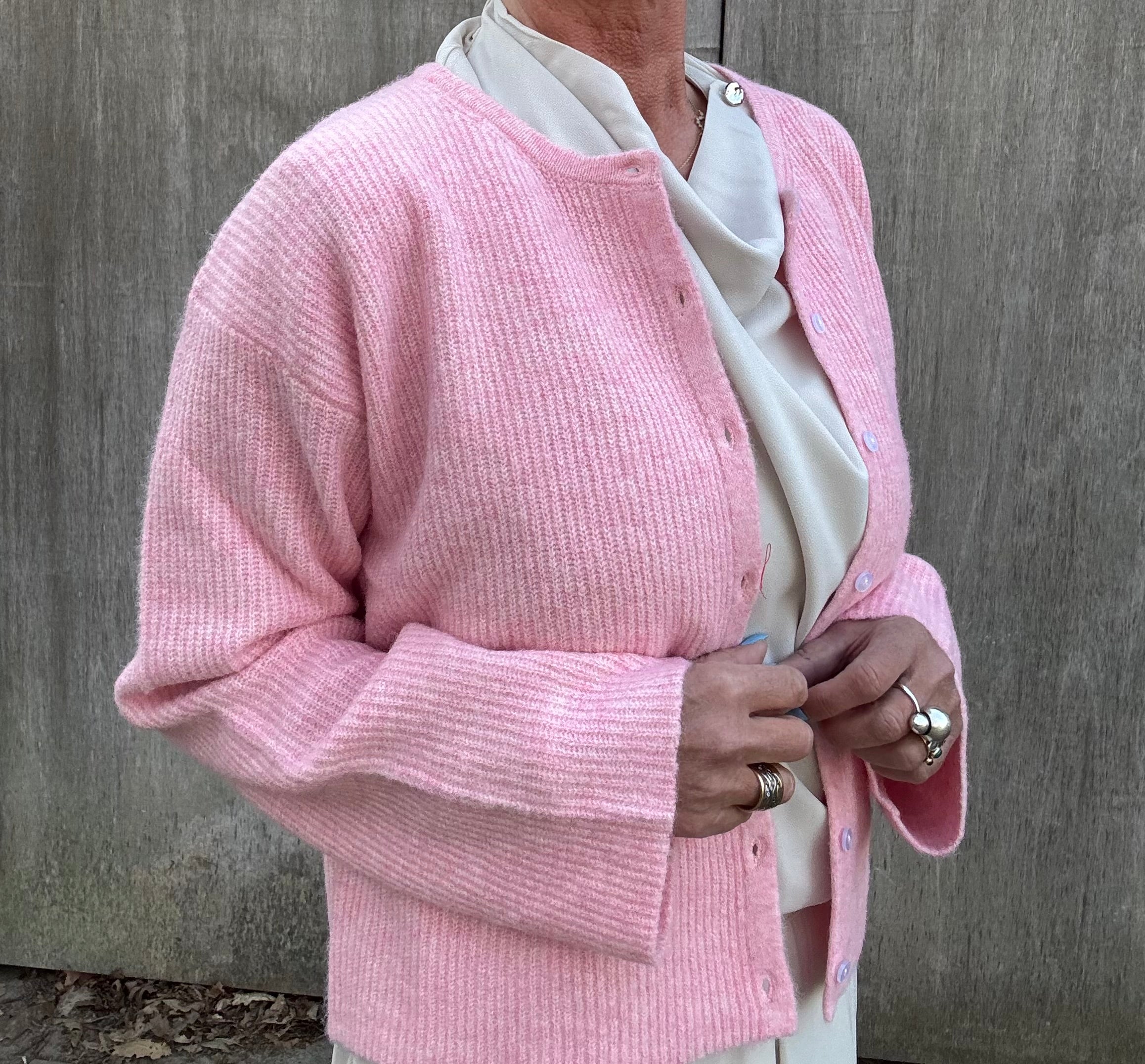 Neo Noir Cardigan - Vilja Strik Cardigan i Pink