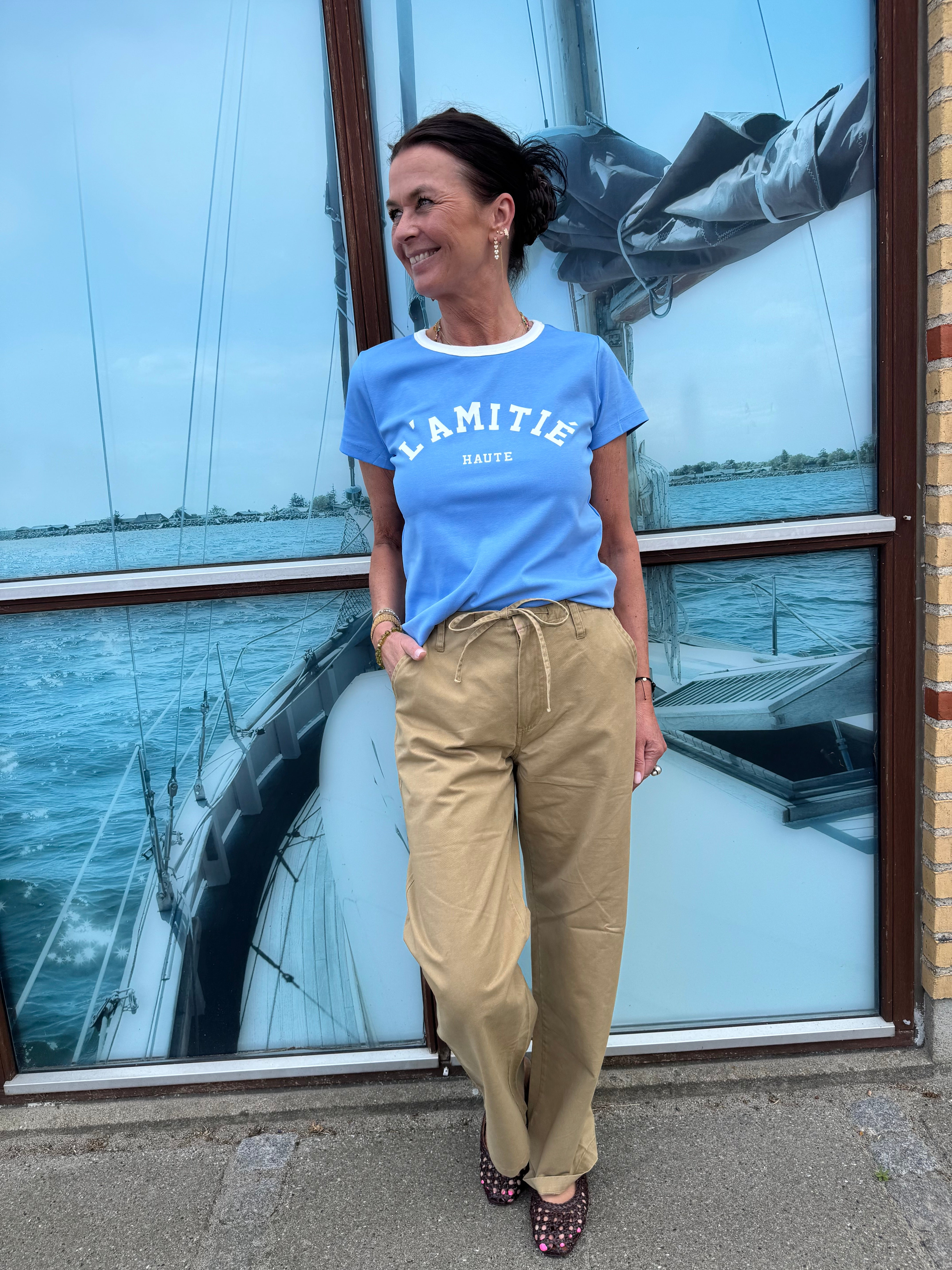 Haute L´amitié T-shirt - Neckline Logo T-shirt i New Blue-White Print