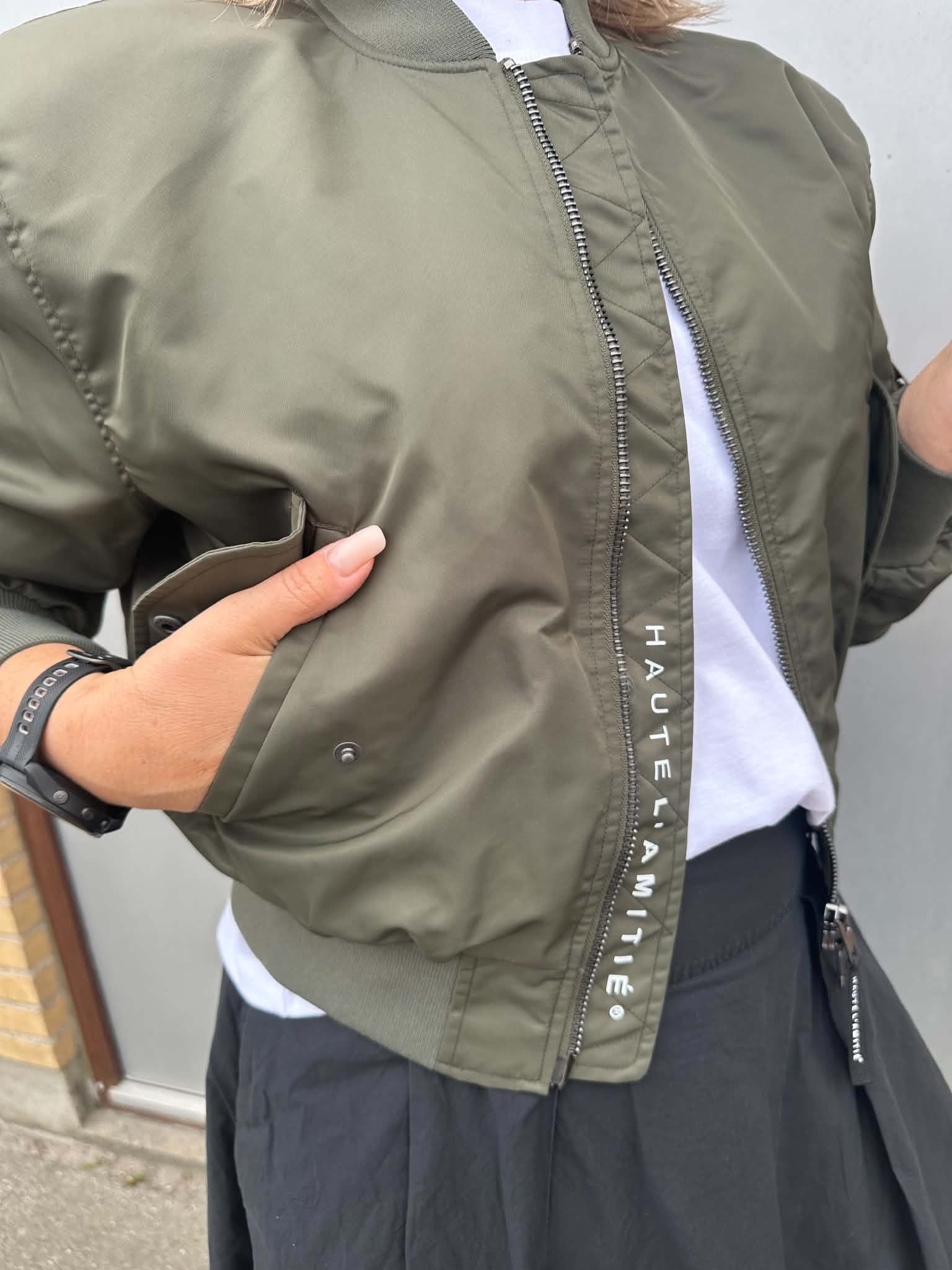 Haute L´amitié Jakke - Sally Crop Bomber Jakke i Army