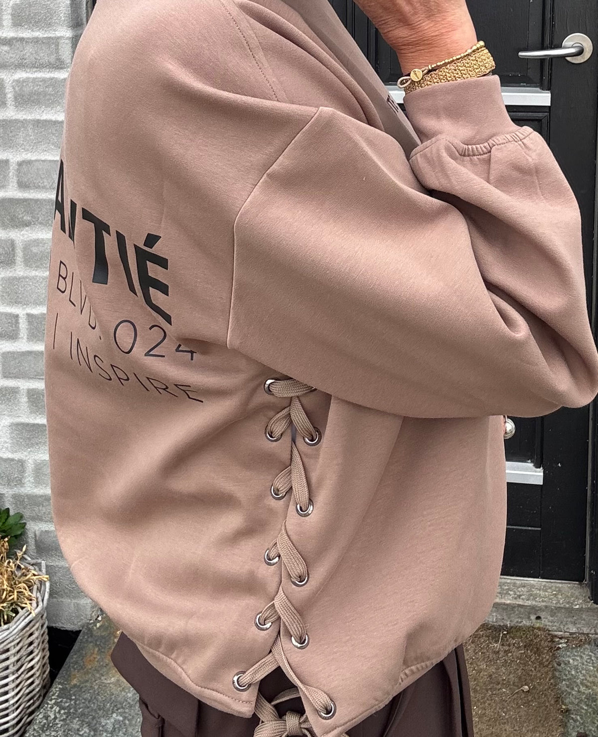 Haute L´amitié Sweat - New Studio Tie Sweat i Walnut