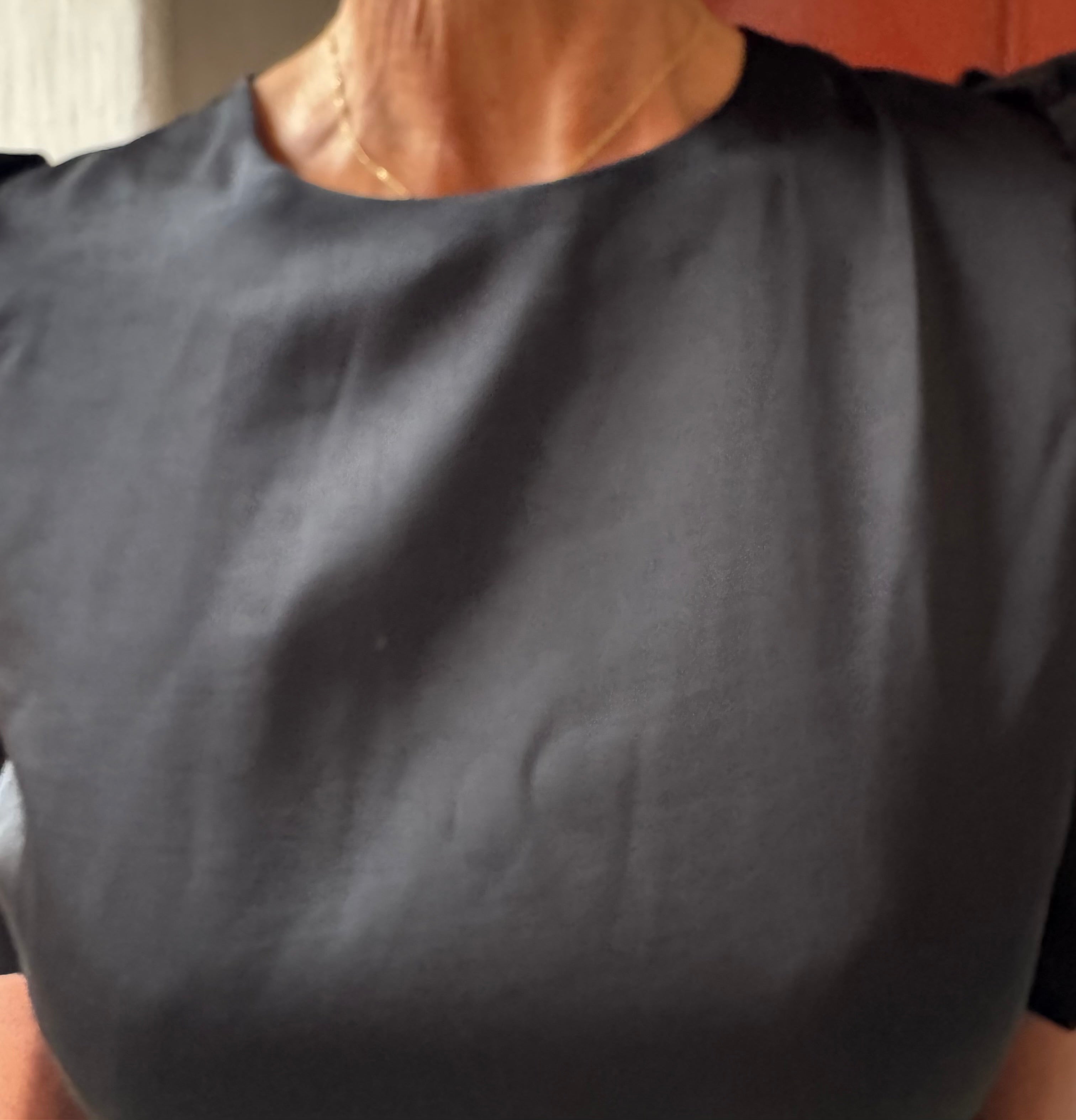 Neo Noir Top - Benua Heany Satin Top i Sort