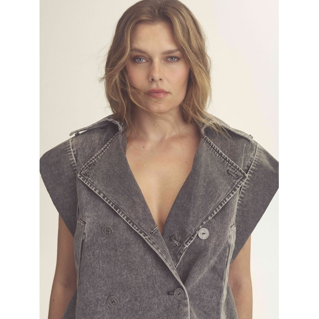 Gossia Vest - AlfridaGO Denim Vest i Black Snow Wash