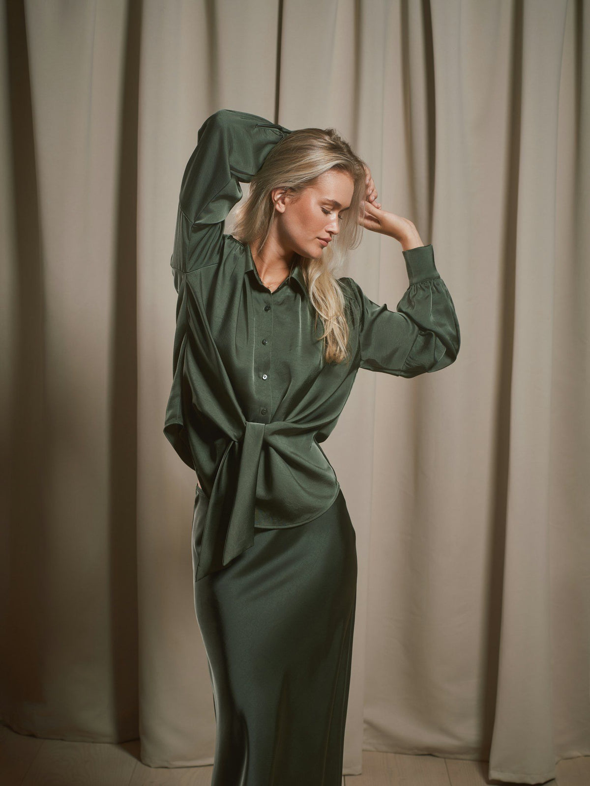 Neo Noir Bluse -Naja Satin Bluse i Deep Green