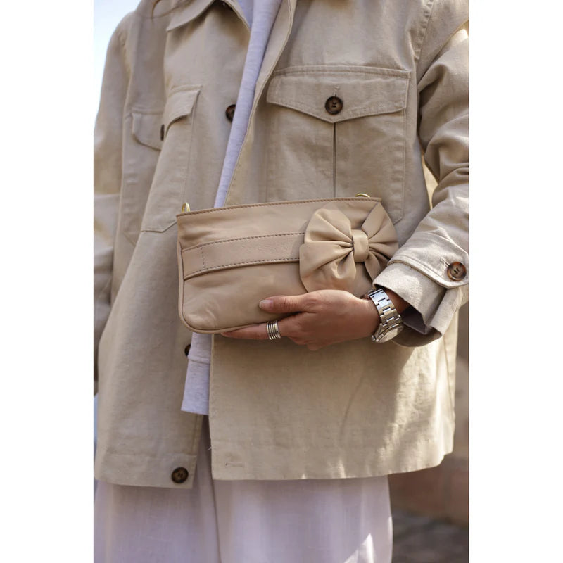 Depeche Taske - Clutch Taske Med Sløjfe i Vanilla