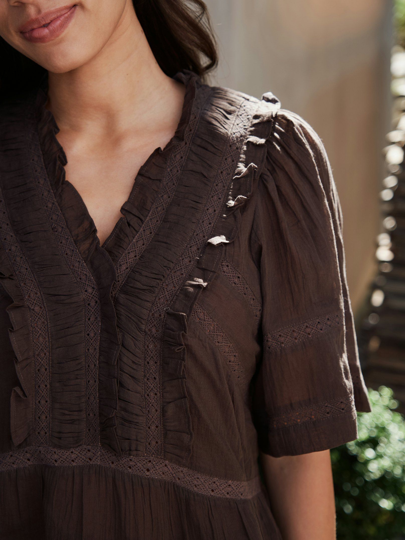 Neo Noir Top - Evienne SS Voile Top i Dark Brown