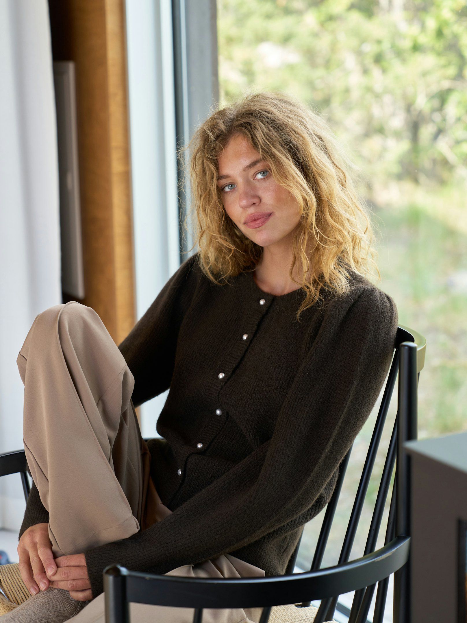 Neo Noir Cardigan - Nuna Strik Cardigan i Brown