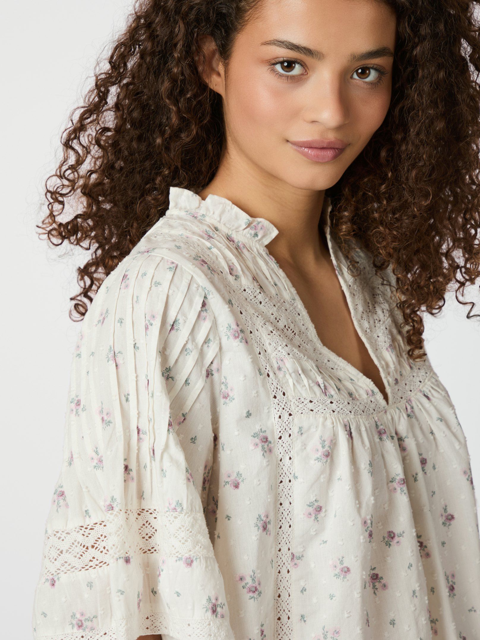 Neo Noir Blusen - Siama Dobby Flower Bluse i Off White