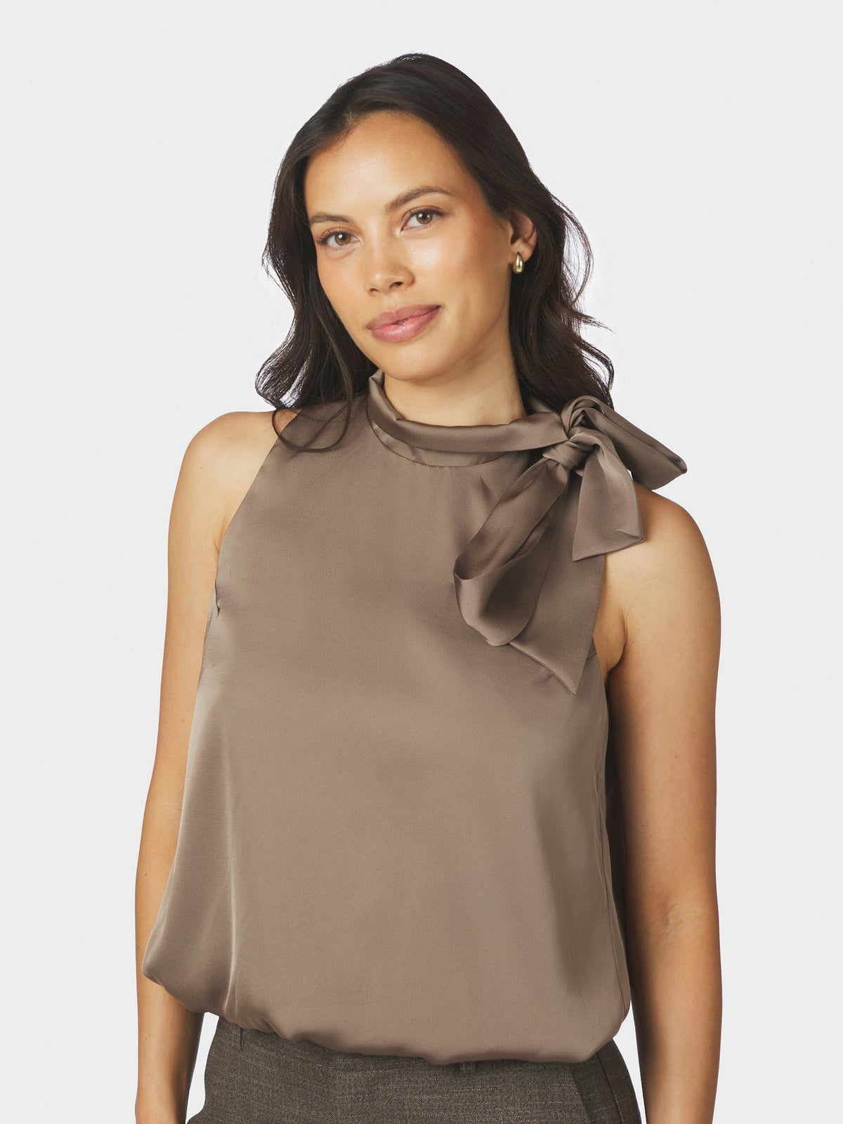 Neo Noir Top - Veda Drapy Satin Top i Dark Taupe