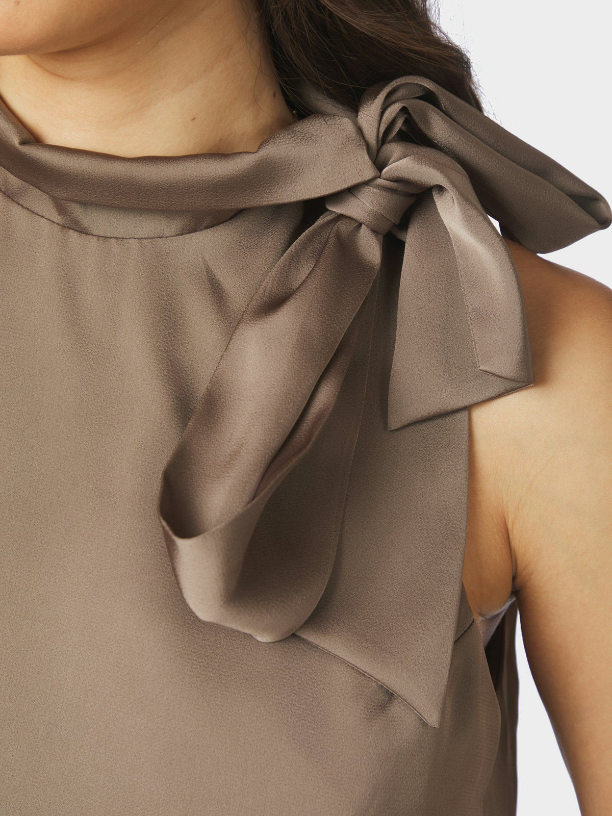 Neo Noir Top - Veda Drapy Satin Top i Dark Taupe