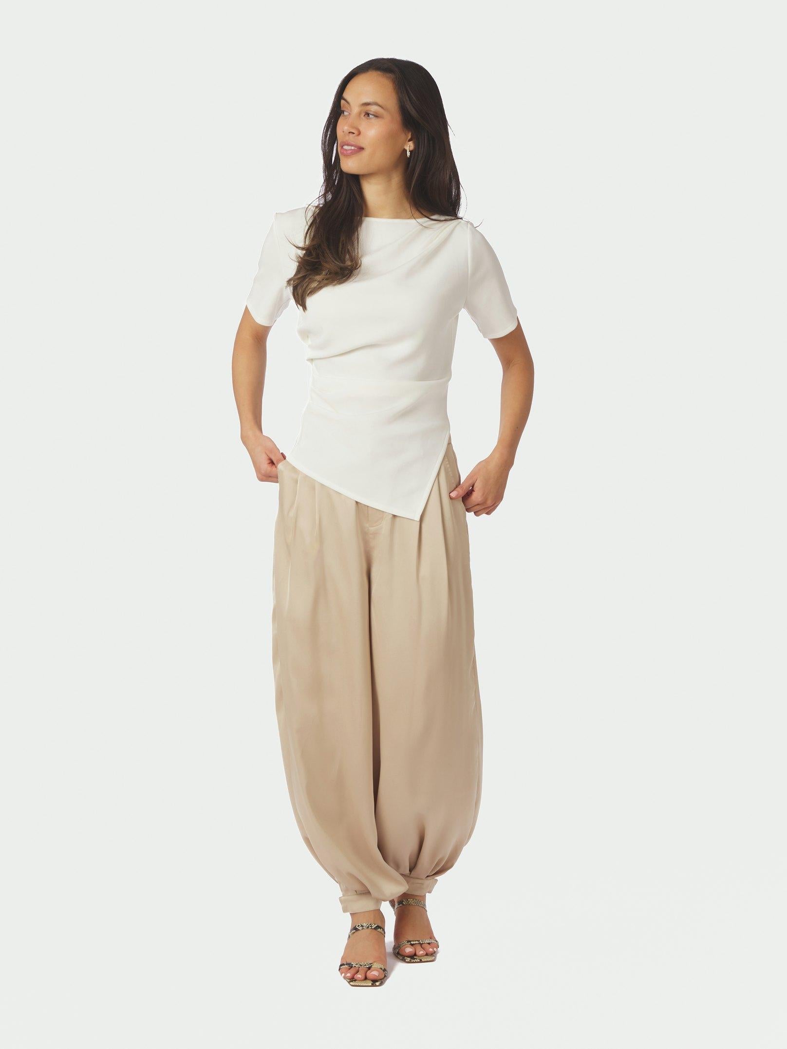 Neo Noir Bukser - Fayla Drapy Satin Balloon Bukser i Dark Sand