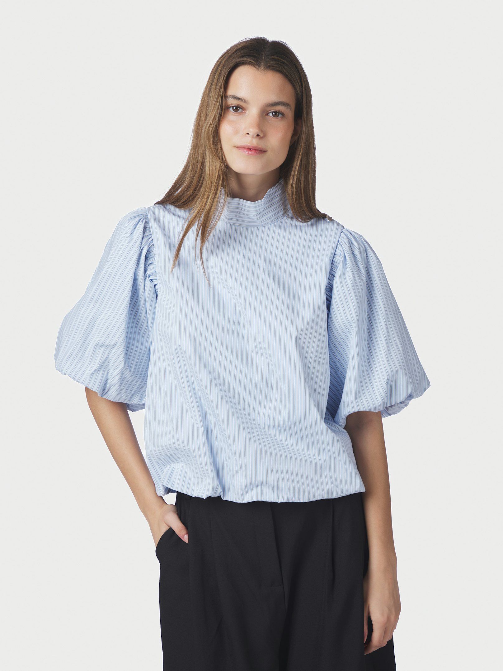 Neo Noir Bluse - Parisa Stribet Bluse i Light Blue