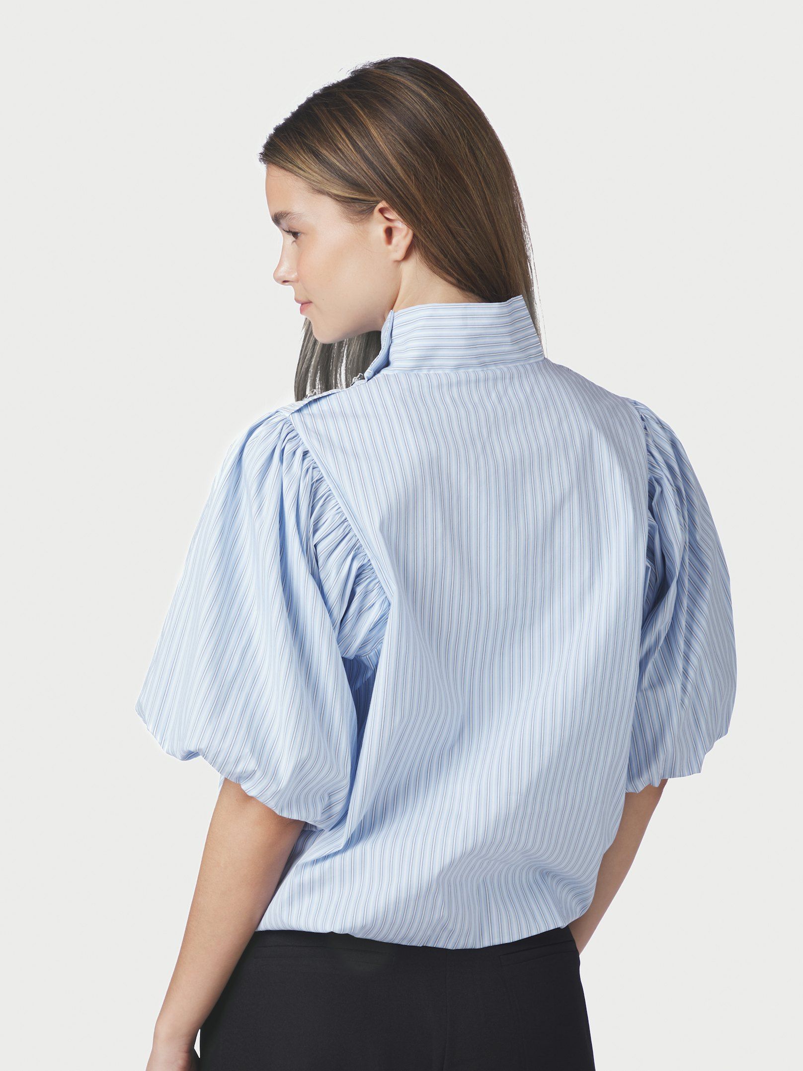 Neo Noir Bluse - Parisa Stribet Bluse i Light Blue