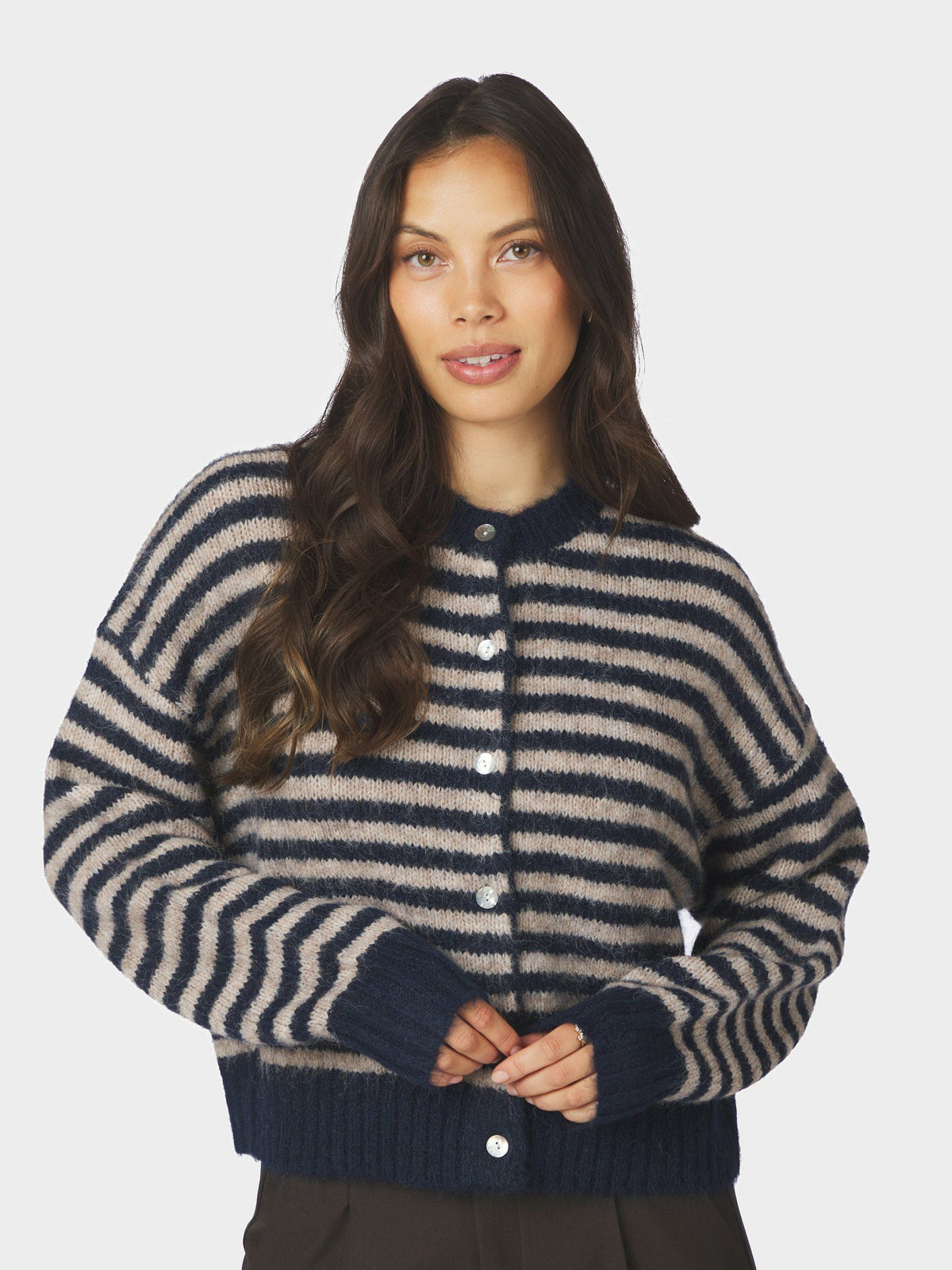 Neo Noir Cardigan - Isana Stripe Fluffy Strik Cardigan i Navy Stripe