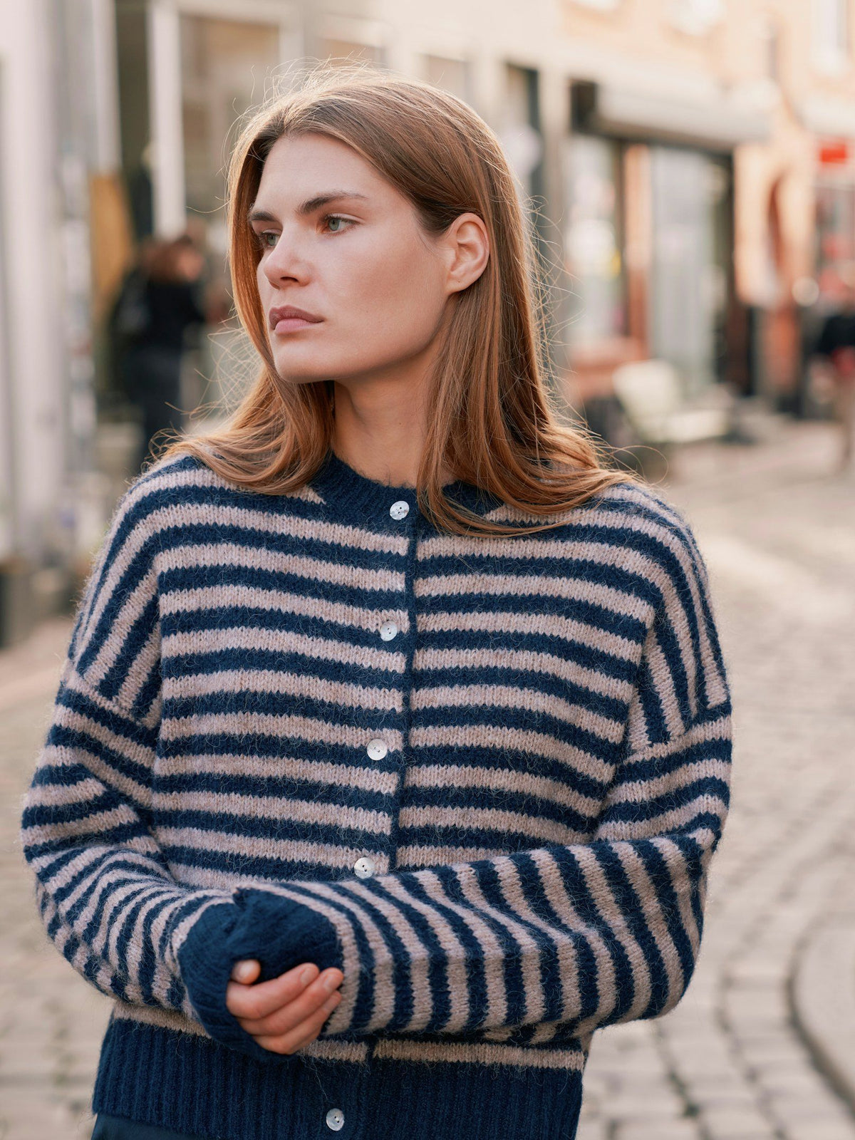 Neo Noir Cardigan - Isana Stripe Fluffy Strik Cardigan i Navy Stripe