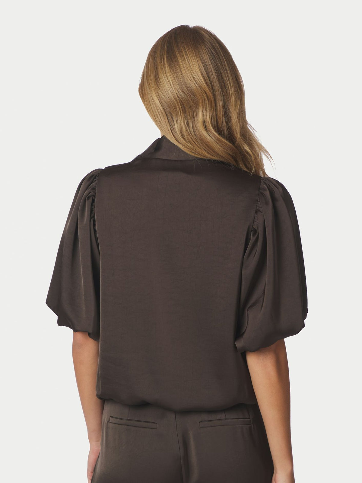 Neo Noir Bluse -Parisa Heavy Satin Bluse i Dark Brown