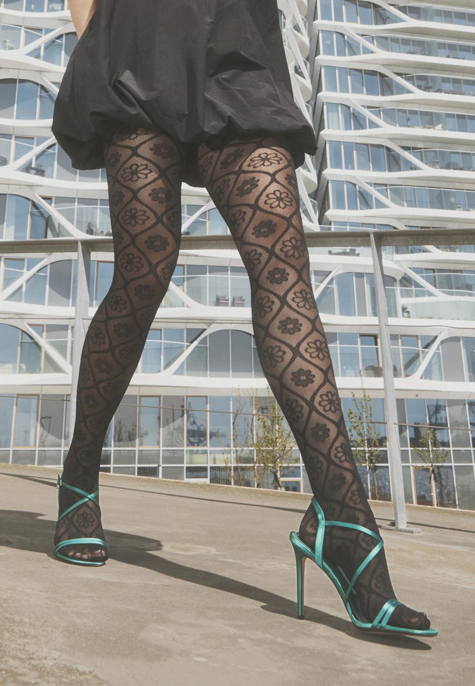 Sneaky Fox Strømpebukser - Zelda Strømpebukser Med Store Blomster i Sort