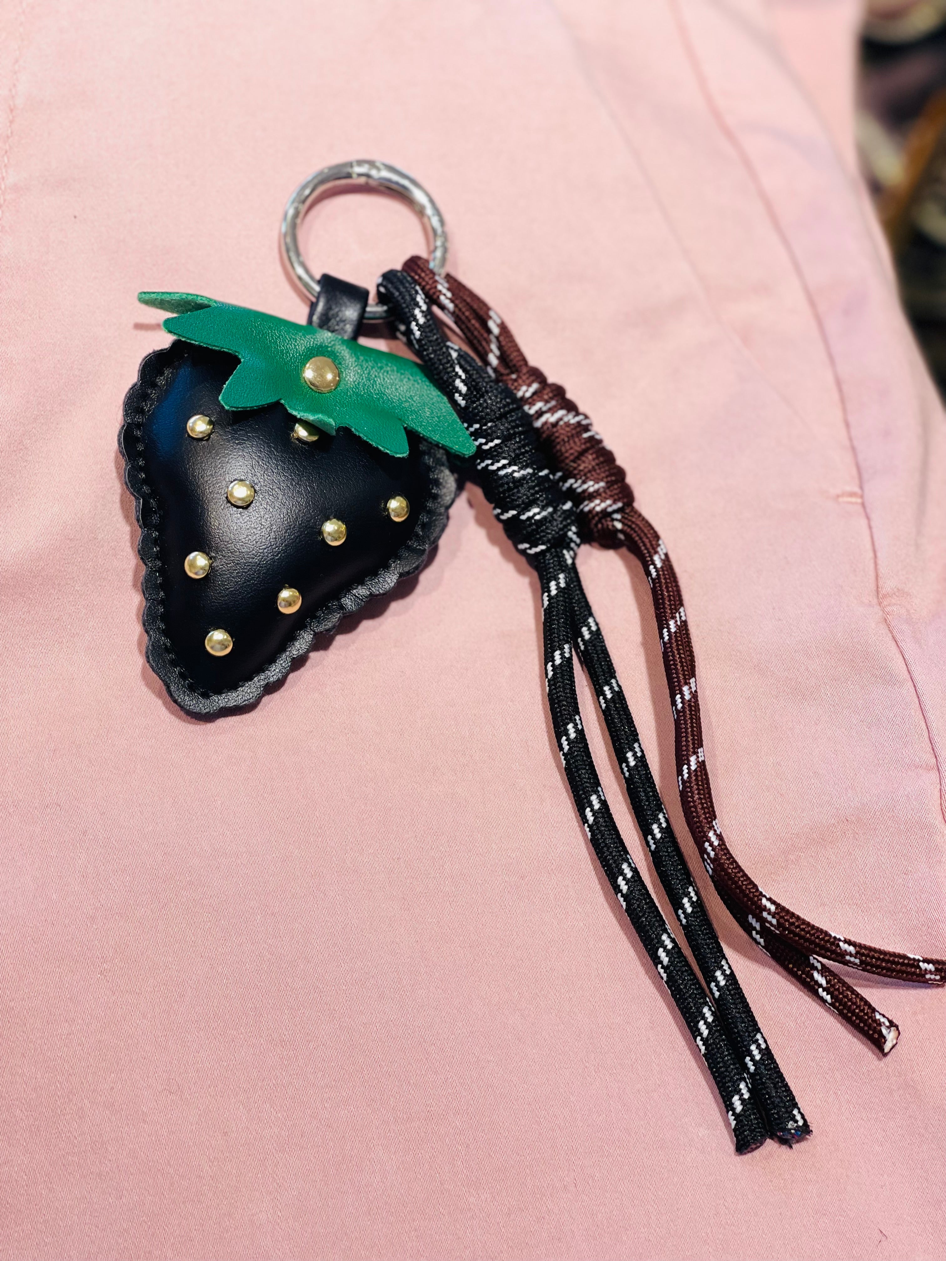 CharmMe Nøglering - Sort Jordbær Sort Charm