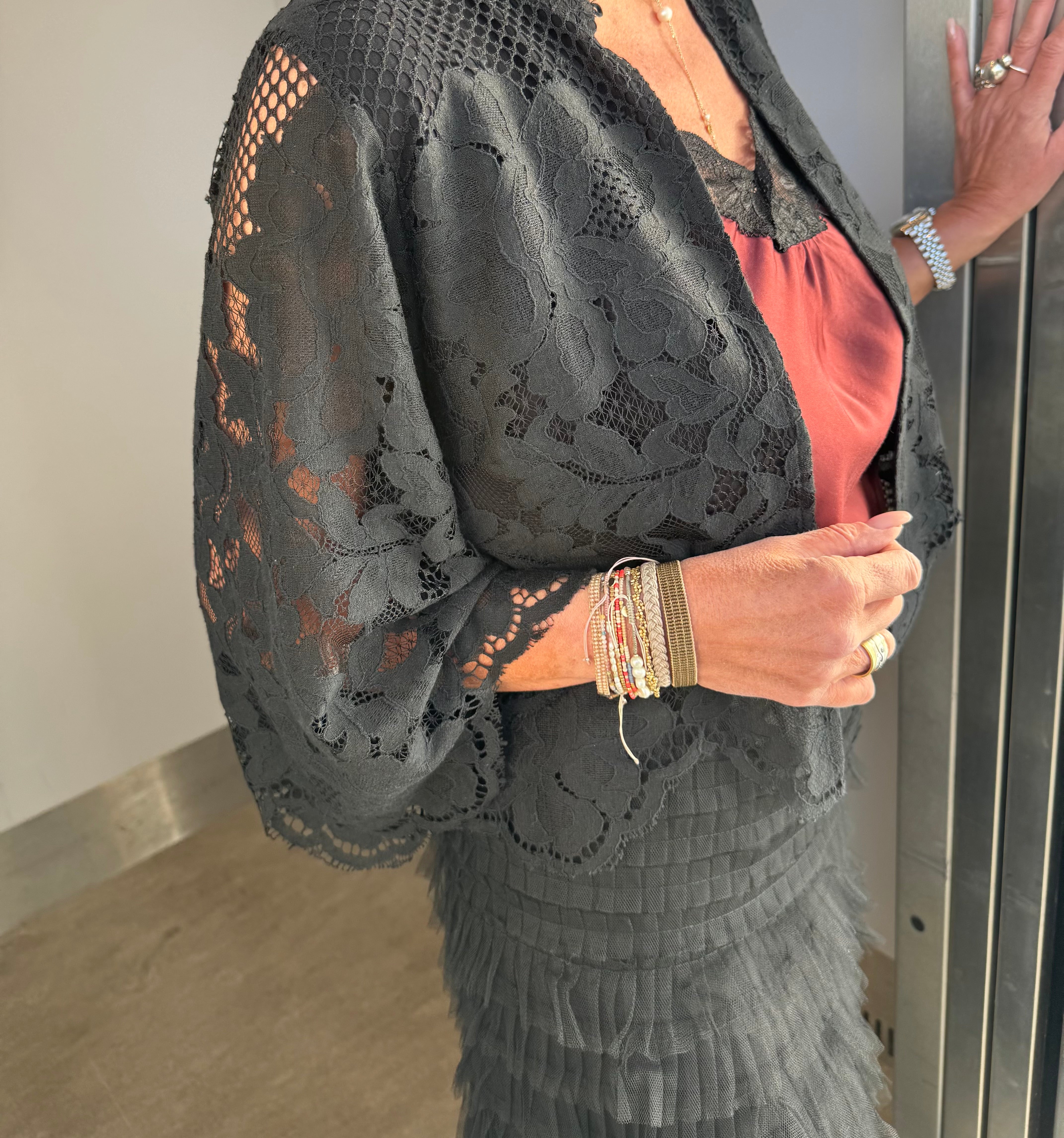 Haute L´amitié Bolero - Curvey Lace Hem Bolero i Sort