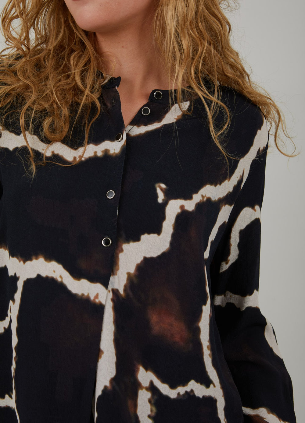 Coster Copenhagen - Skjorte med "Night Clouds Print" i Sort