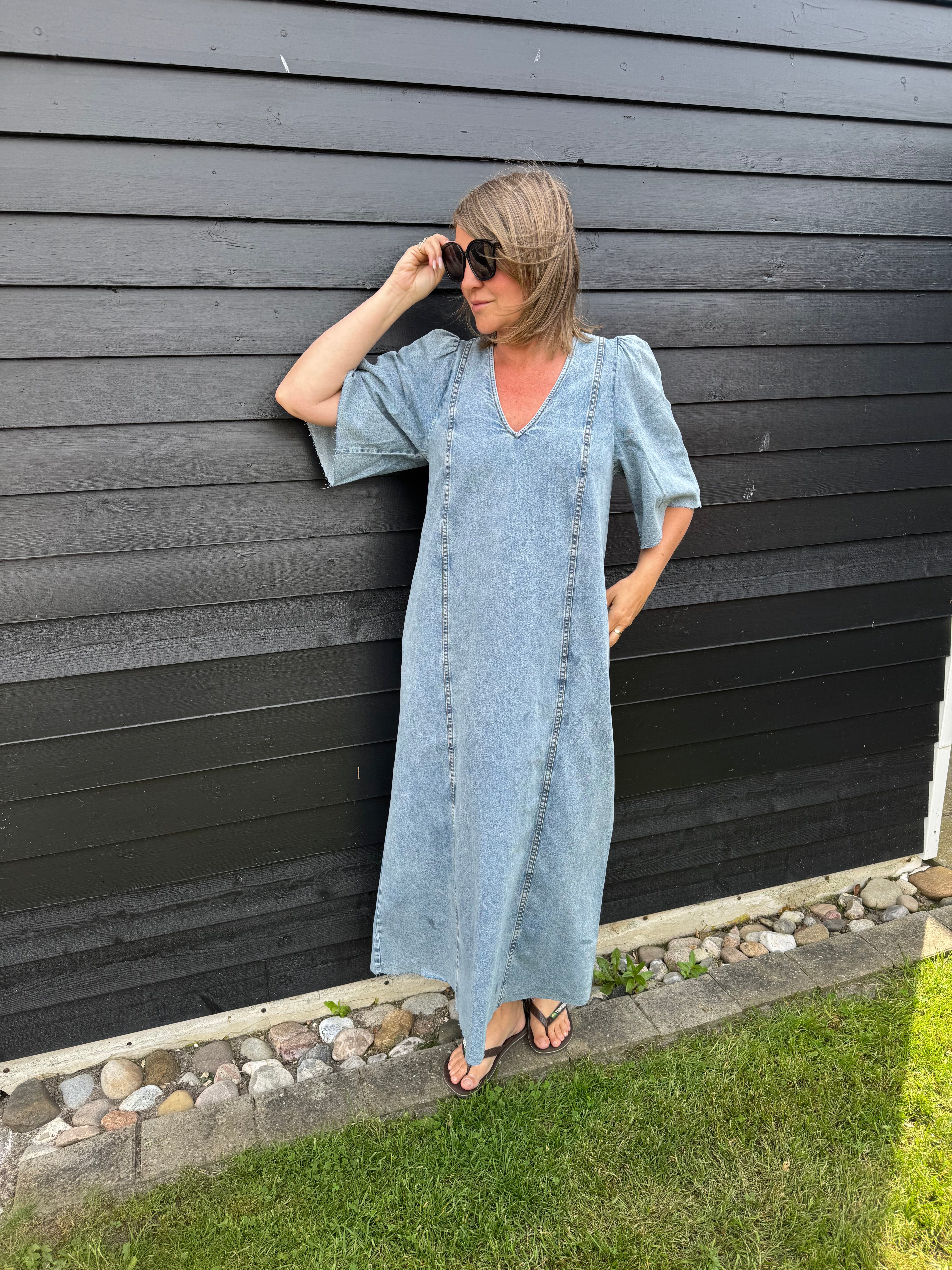 Haute L´amitié Kjole - Denim Raw Hem Kjole i Denim Blue