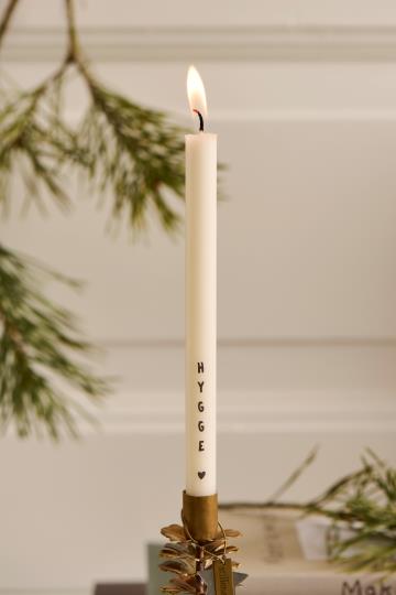 iB Laursen Stearinlys - Kertelys Med Teksten HYGGE i Hvid Ø: 1,3 x H: 20cm
