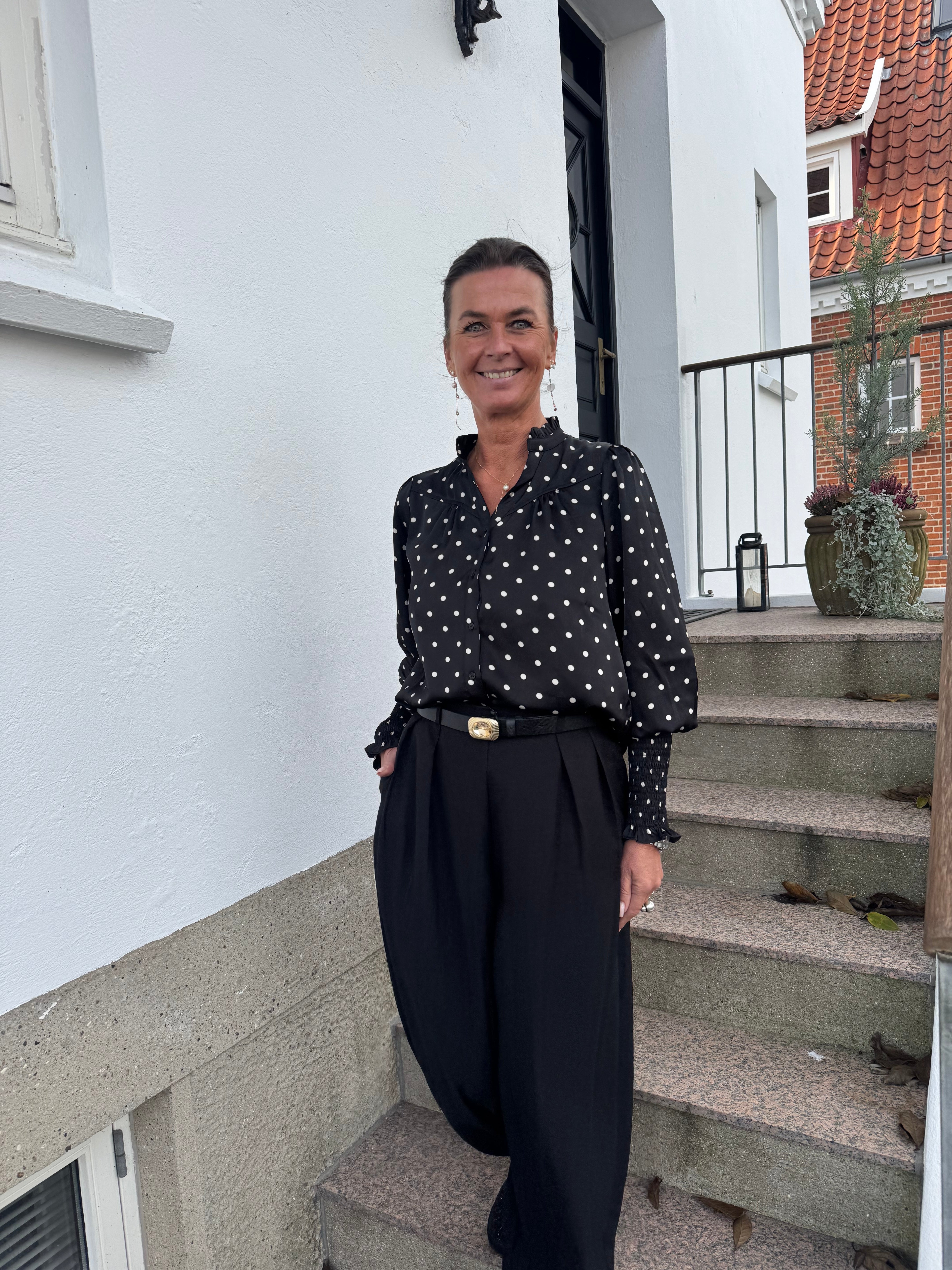 Neo Noir Bluse - Camisa Dot Bluse i Sort Med Hvide Dots