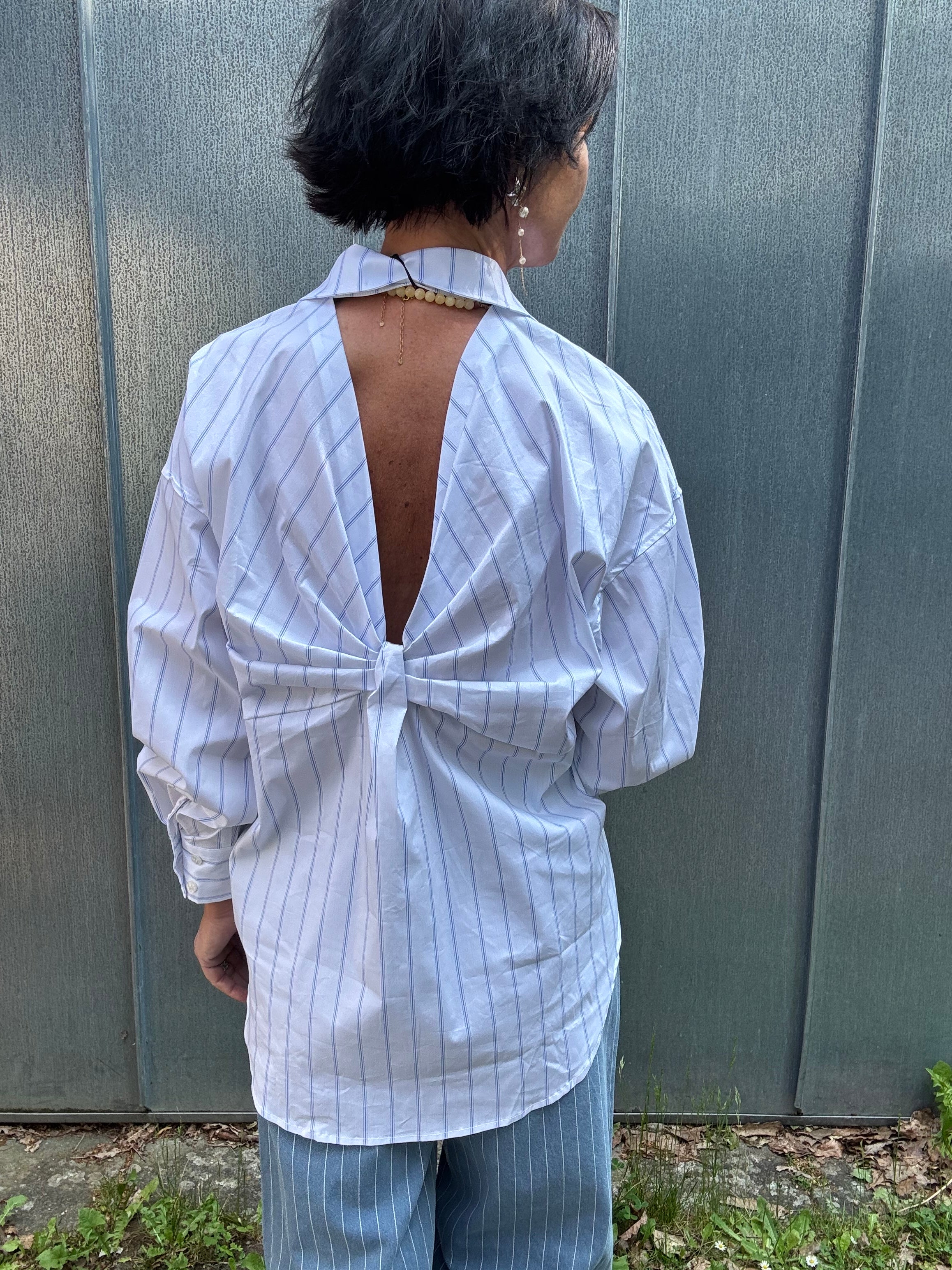 Haute L´amitié Skjorte - Fine LIne Twist Bow SKjorte i Blue Stripe