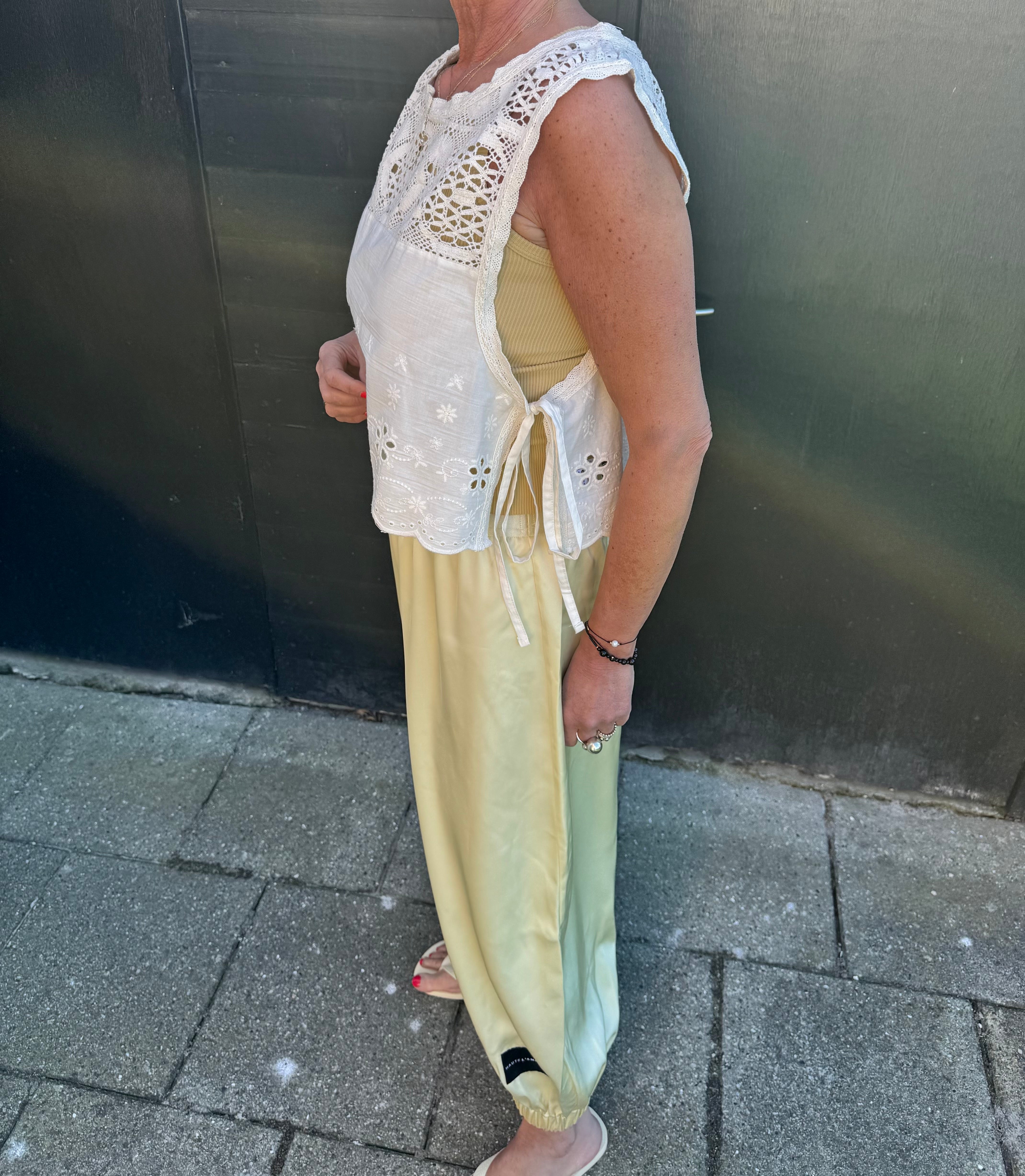 Haute L´amitié Bukser - Evita Crop Harems Bukser i Pale Yellow