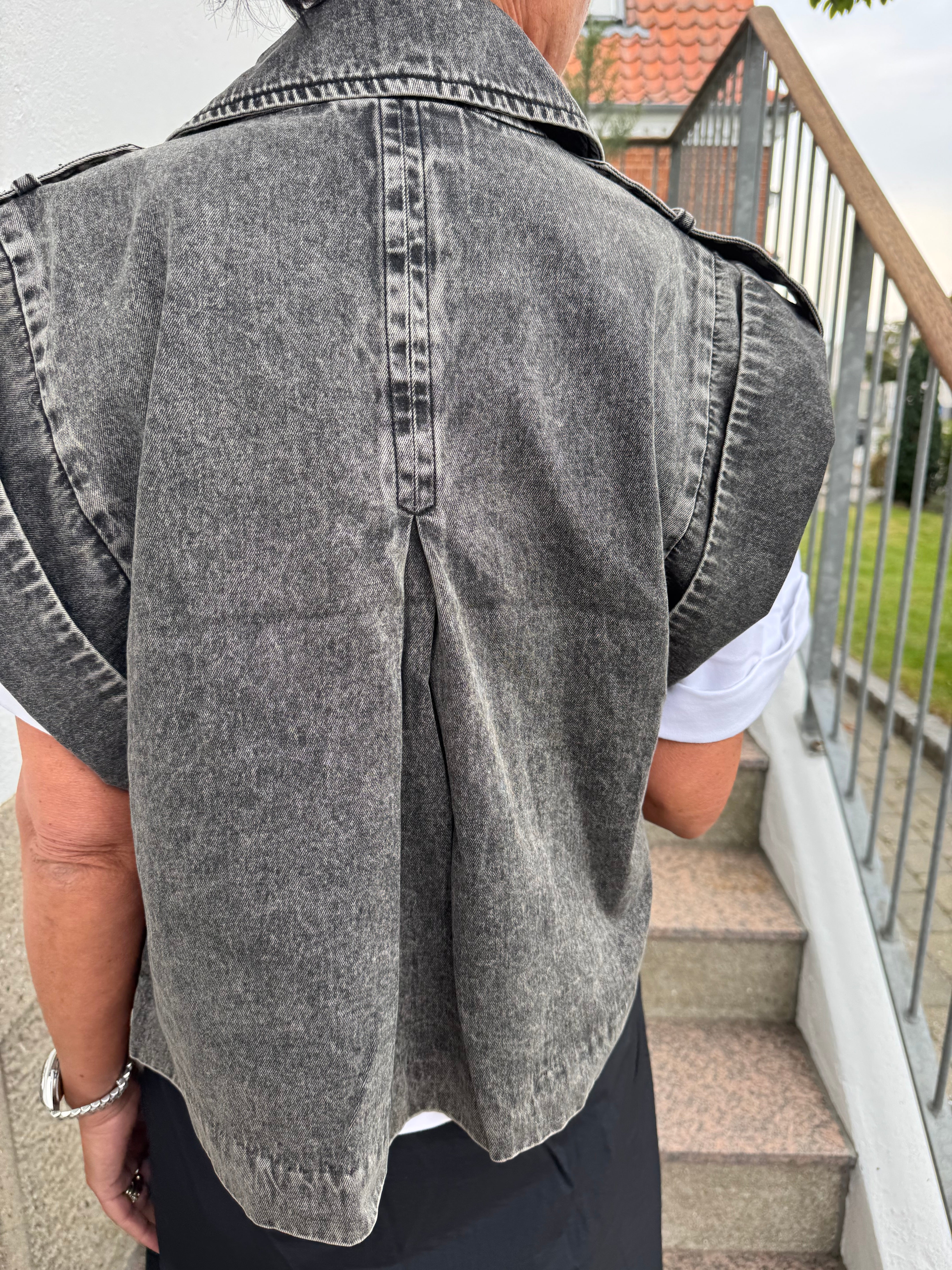 Gossia Vest - AlfridaGO Denim Vest i Black Snow Wash