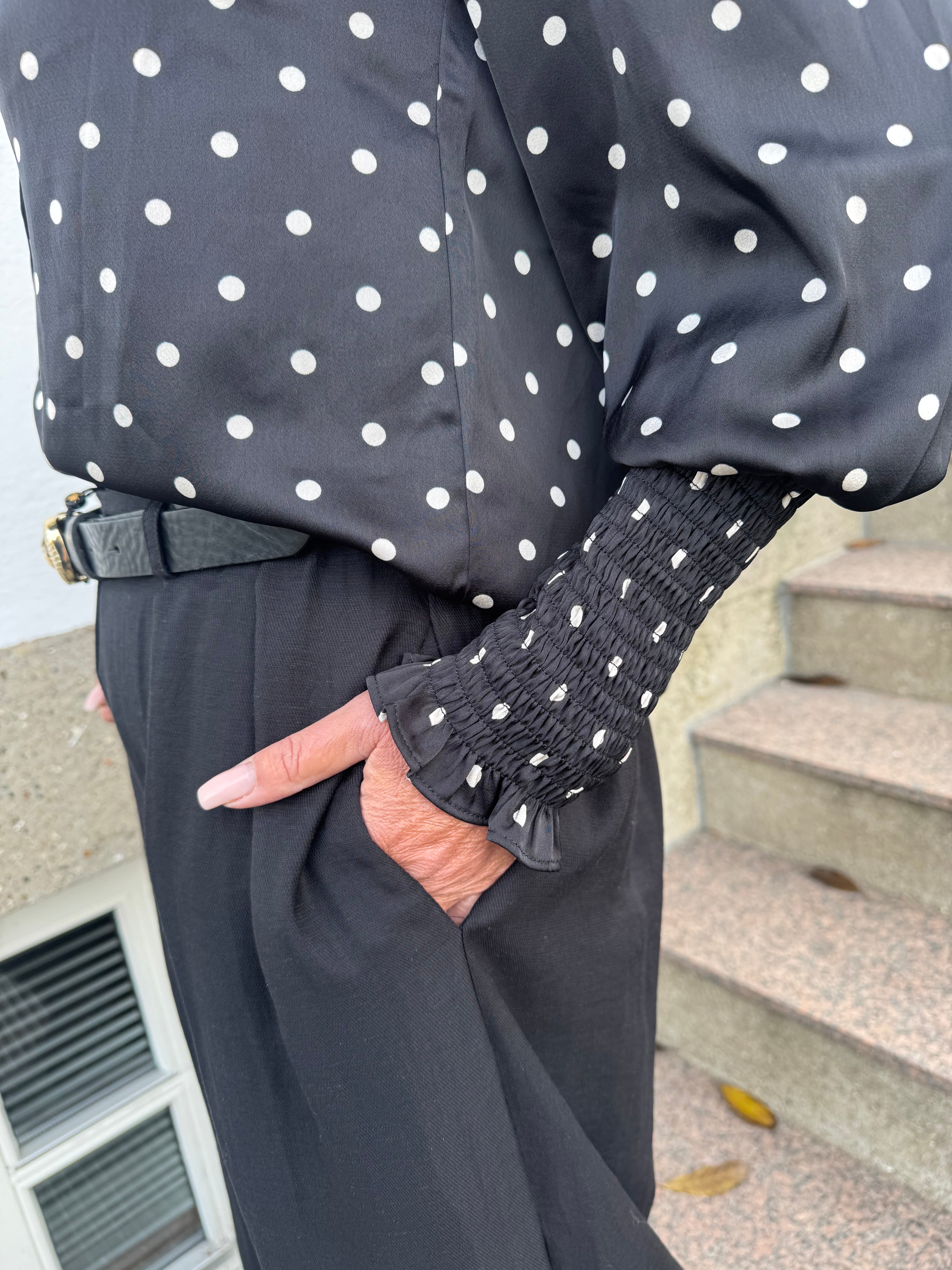 Neo Noir Bluse - Camisa Dot Bluse i Sort Med Hvide Dots