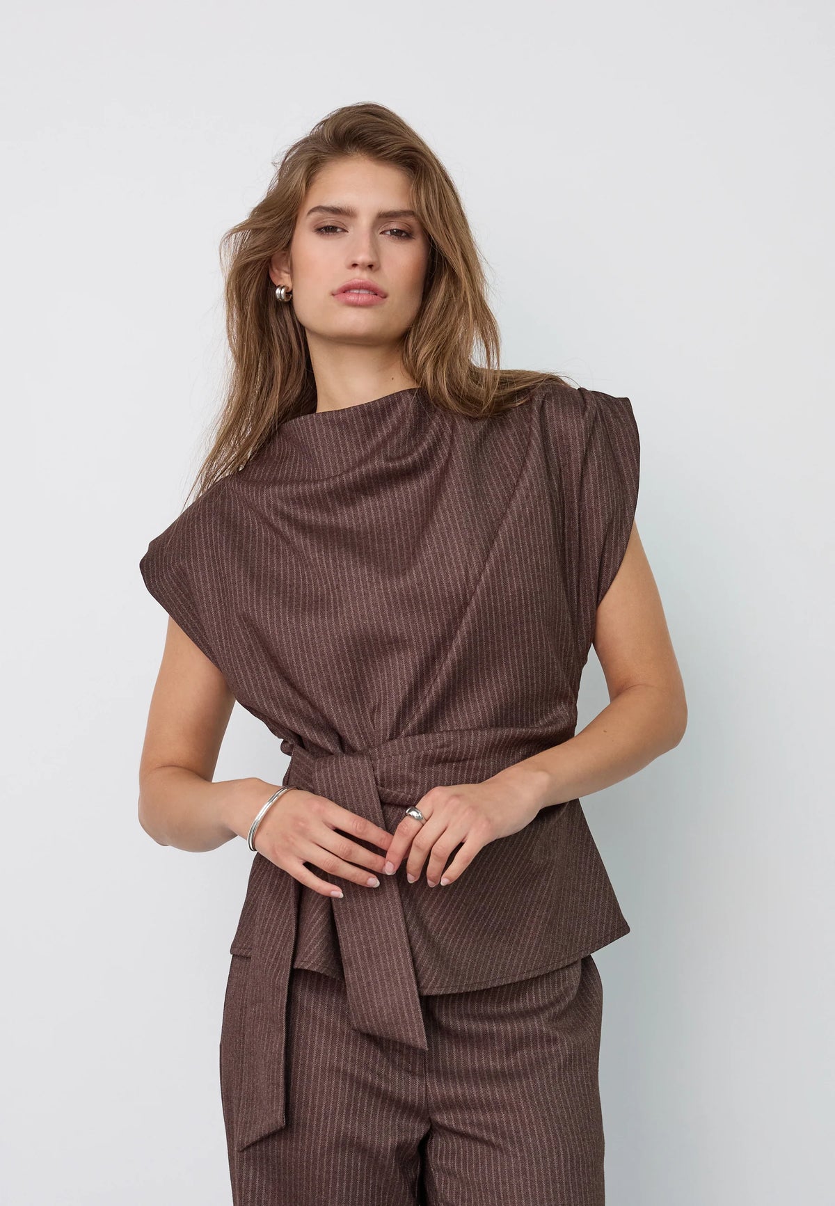 Co´Couture Bluse - SinaCC Pin Pleat Top i Dark Brown
