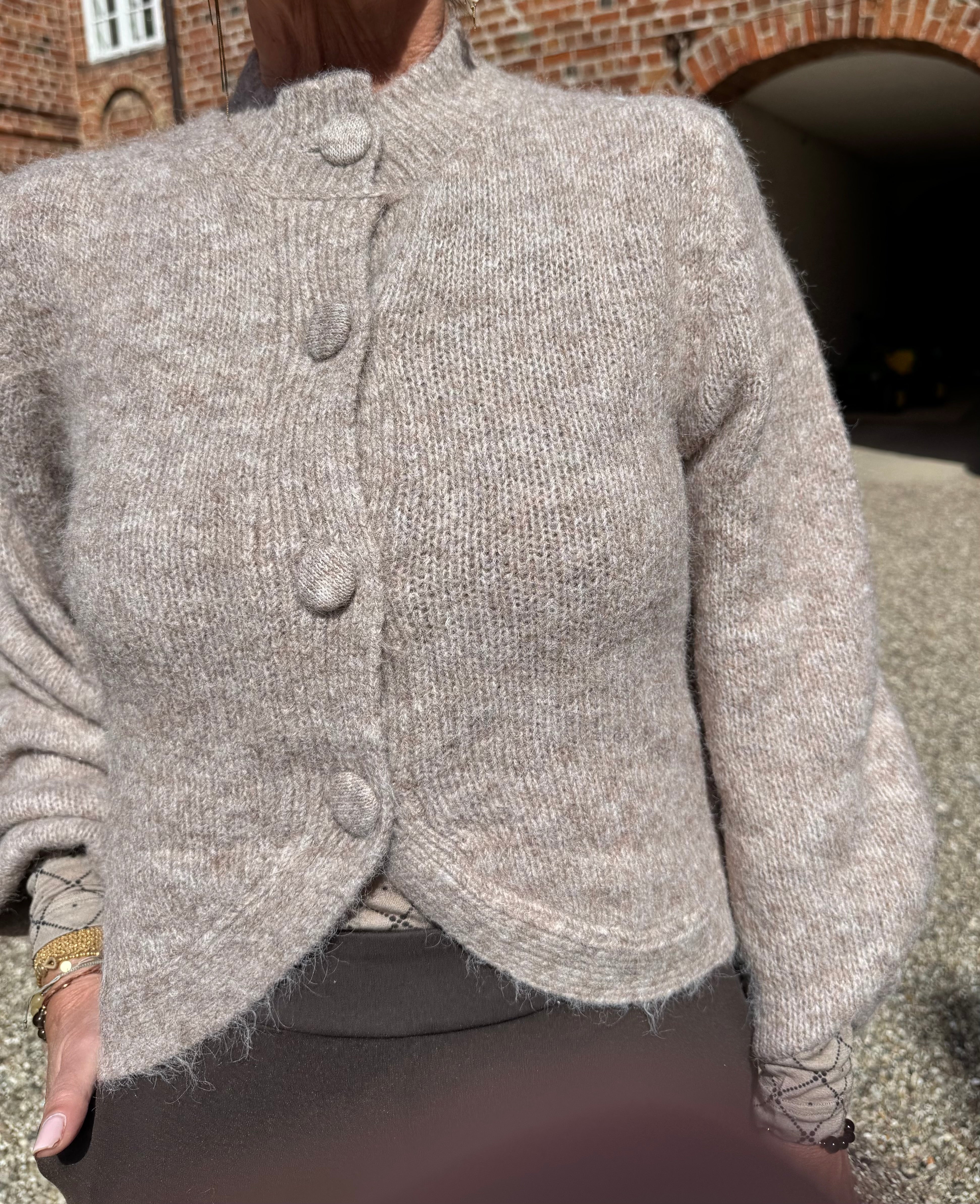 Neo Noir Cardigan - Gio Fluffy Strik Cardigan i Beige Melange