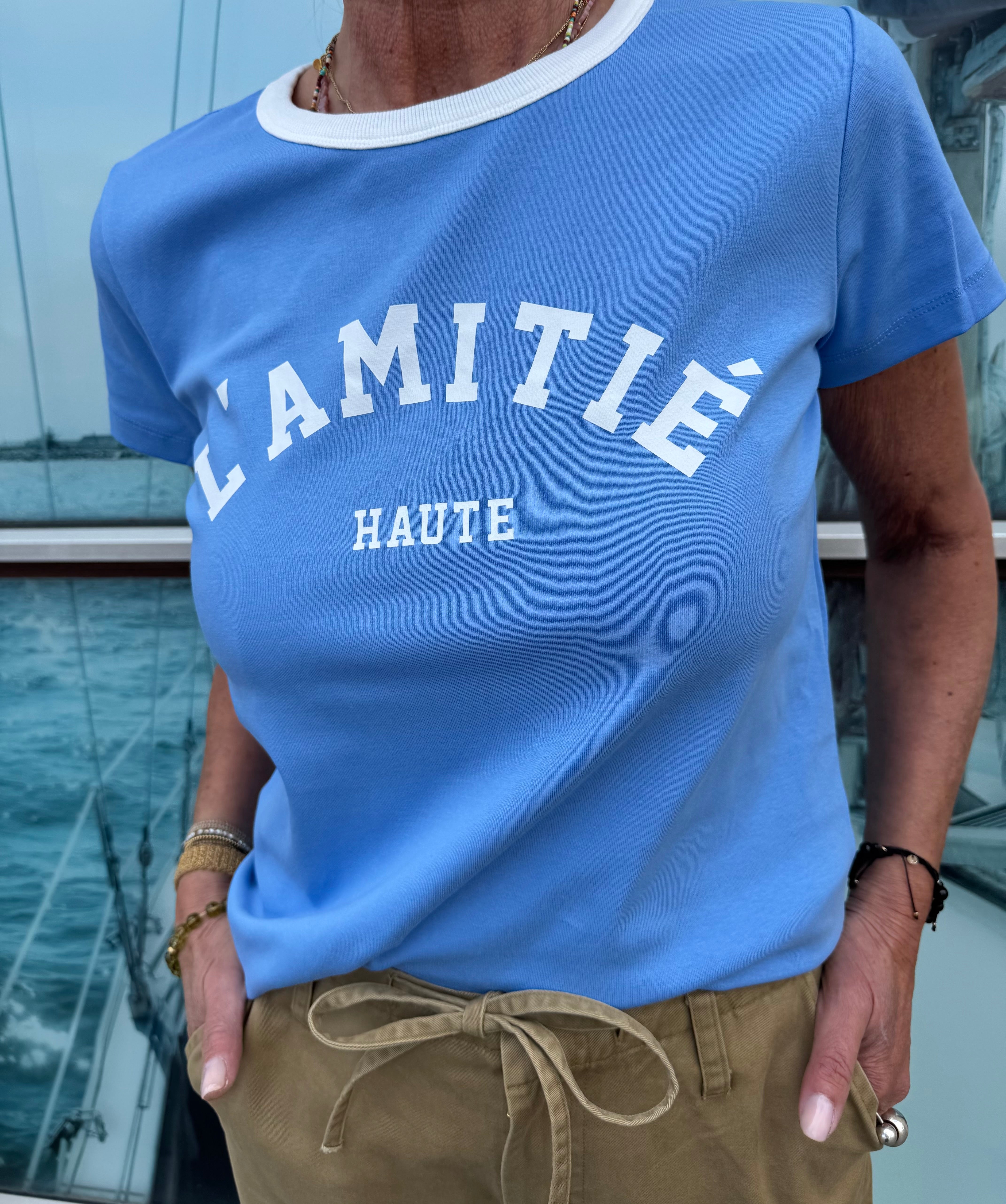 Haute L´amitié T-shirt - Neckline Logo T-shirt i New Blue-White Print