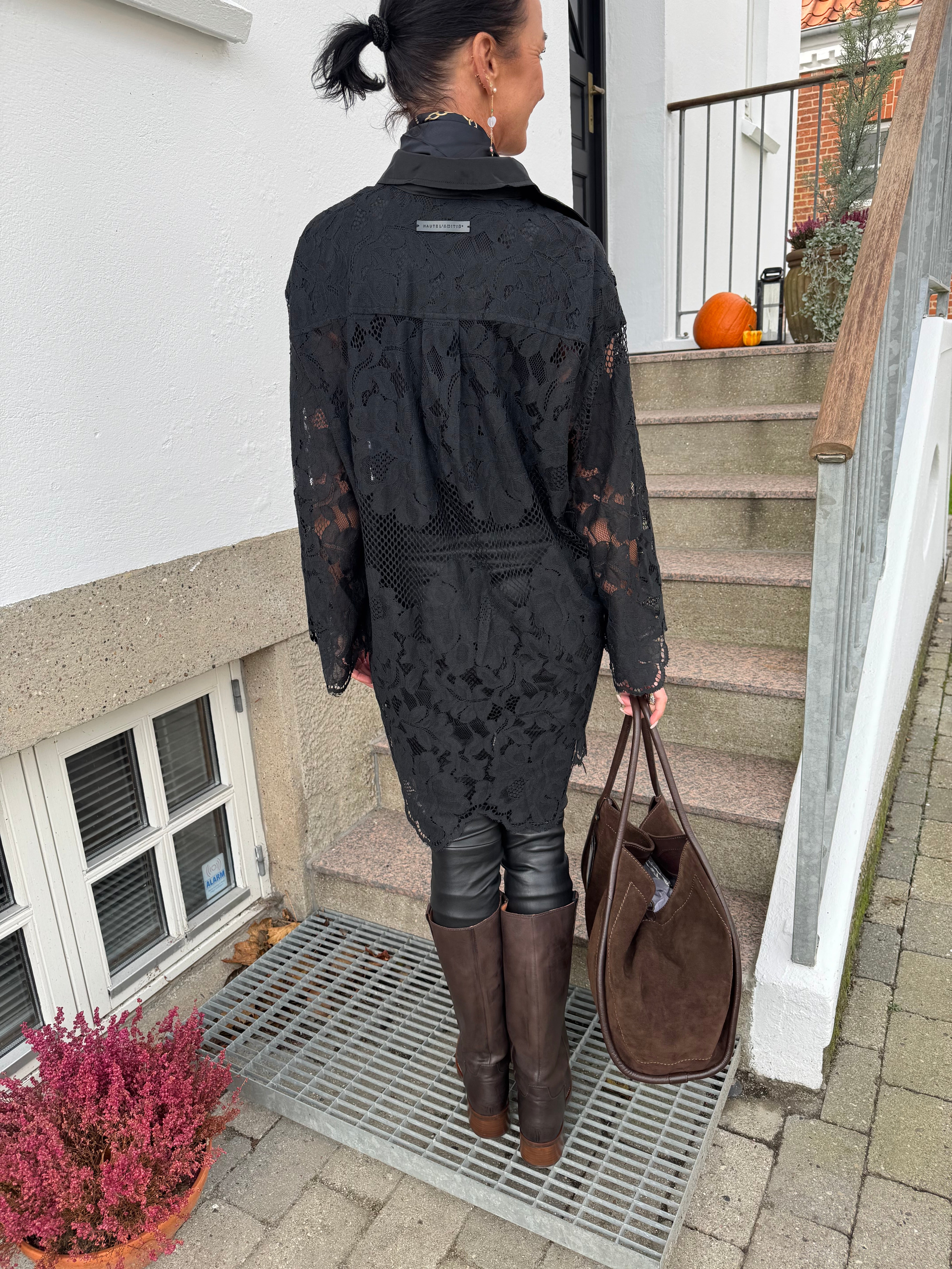 Haute L´amitié Kjole - Curvey Lace Hem Midi Kjole i Sort