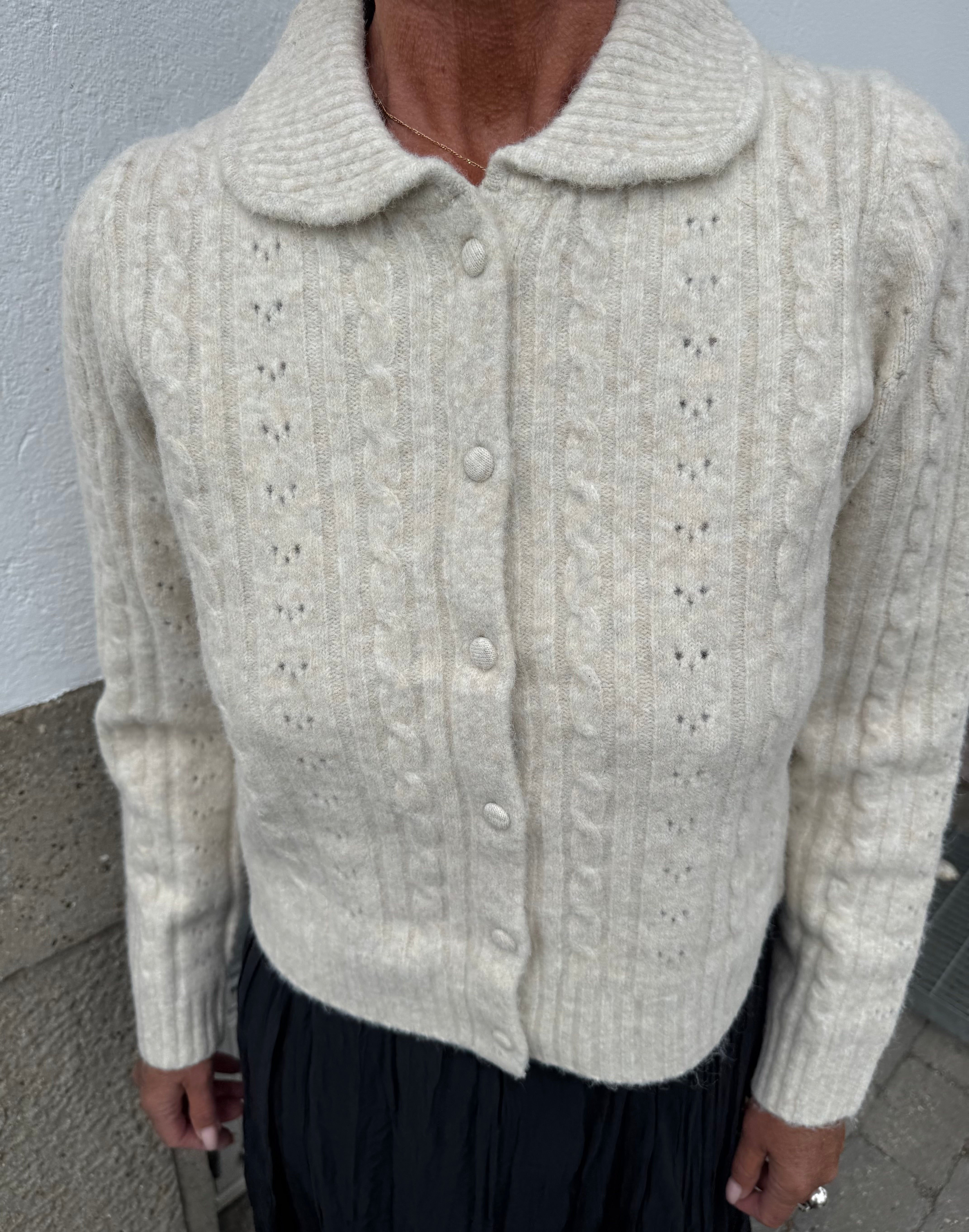Neo Noir Cardigan - Emelie Strik Cardigan i Ivory