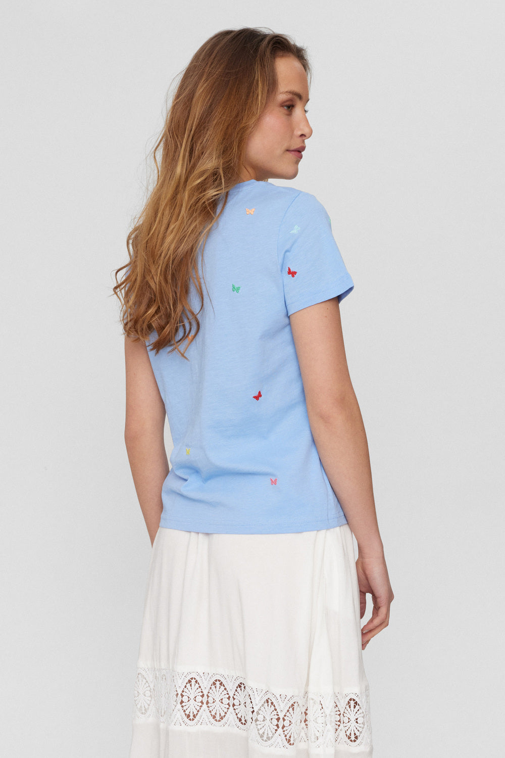Nümph T-shirt - NuSummi T-shirt i Vista Blue Med Sommerfulge