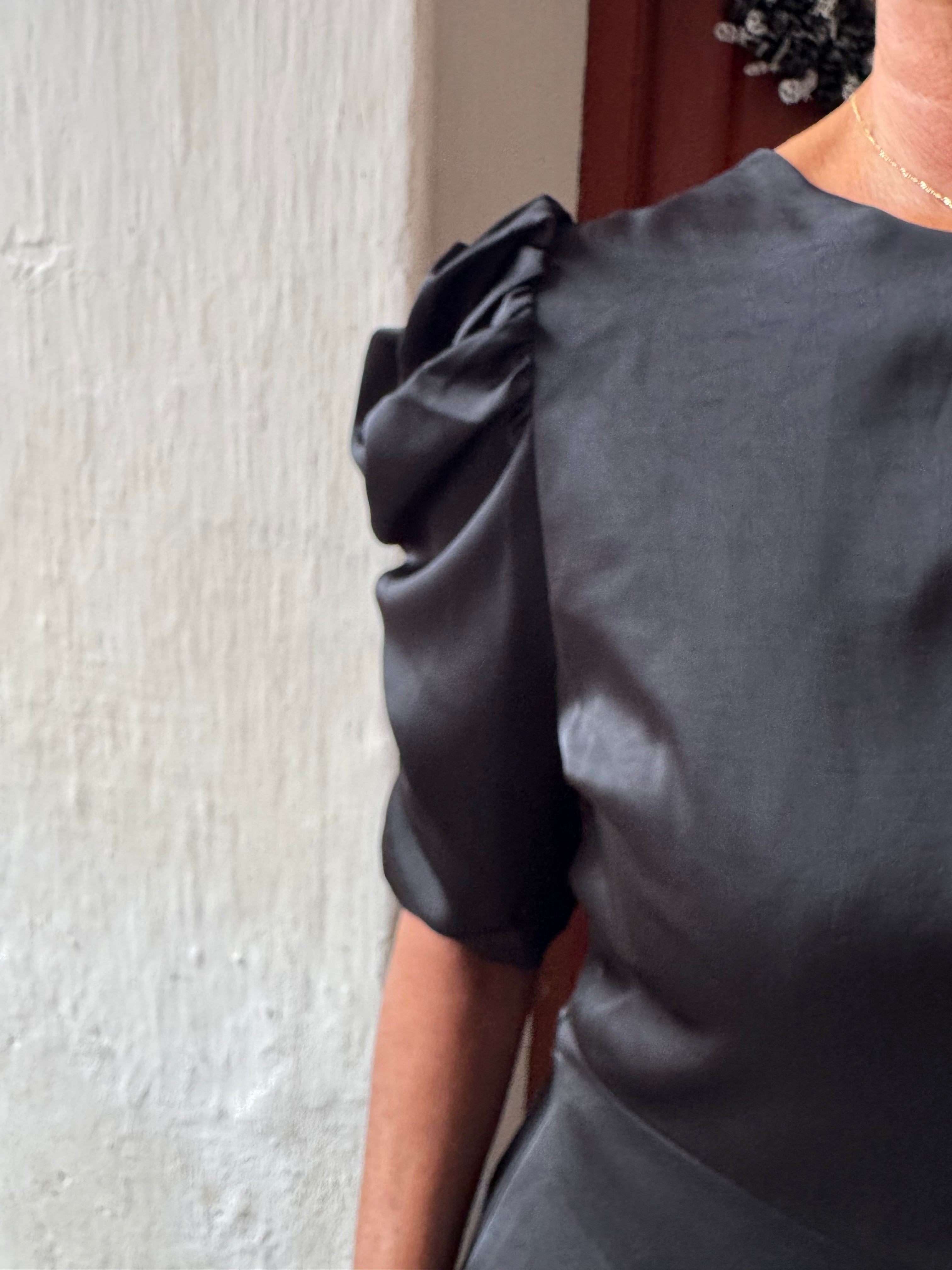 Neo Noir Top - Benua Heany Satin Top i Sort