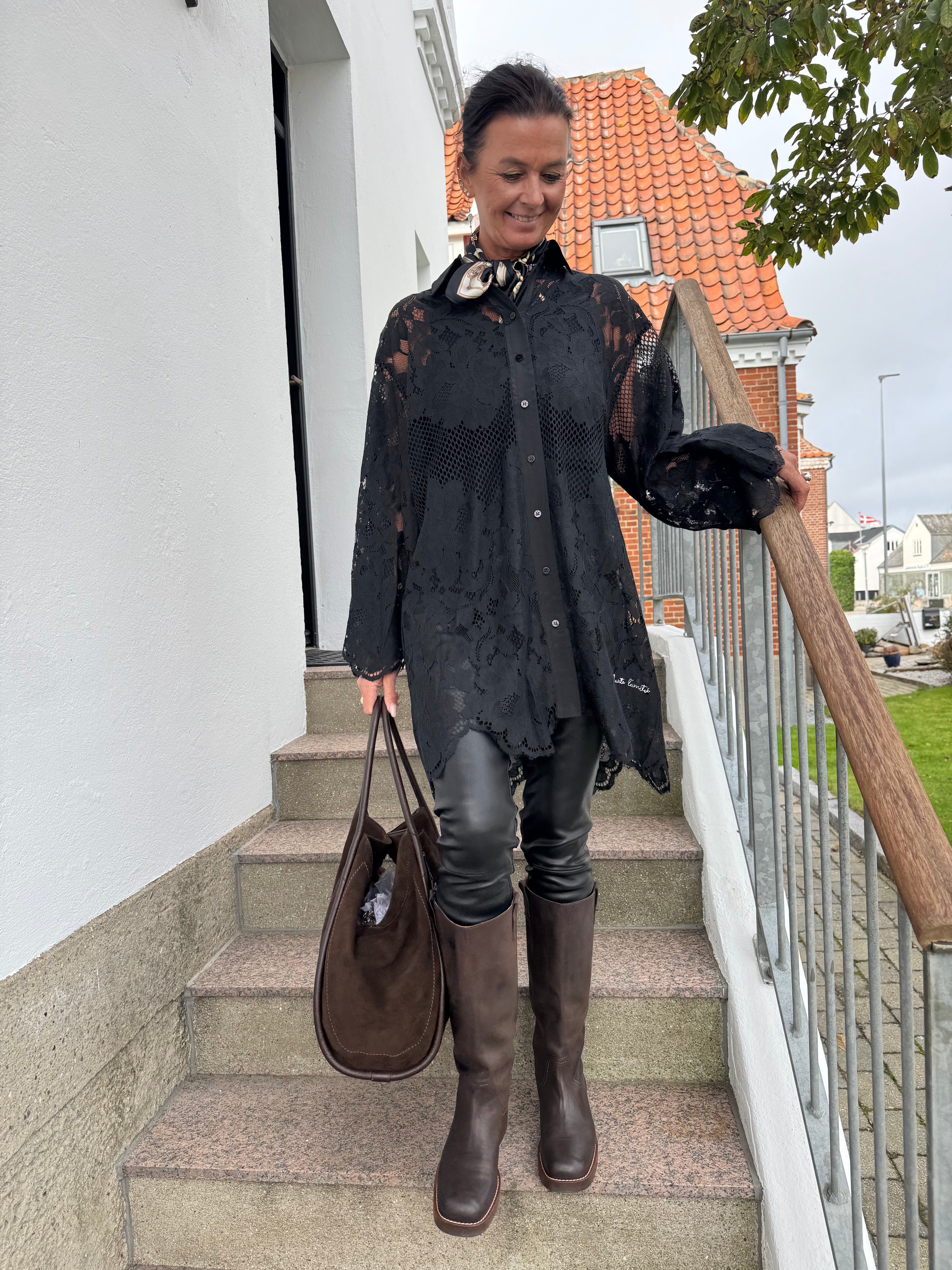 Haute L´amitié Kjole - Curvey Lace Hem Midi Kjole i Sort