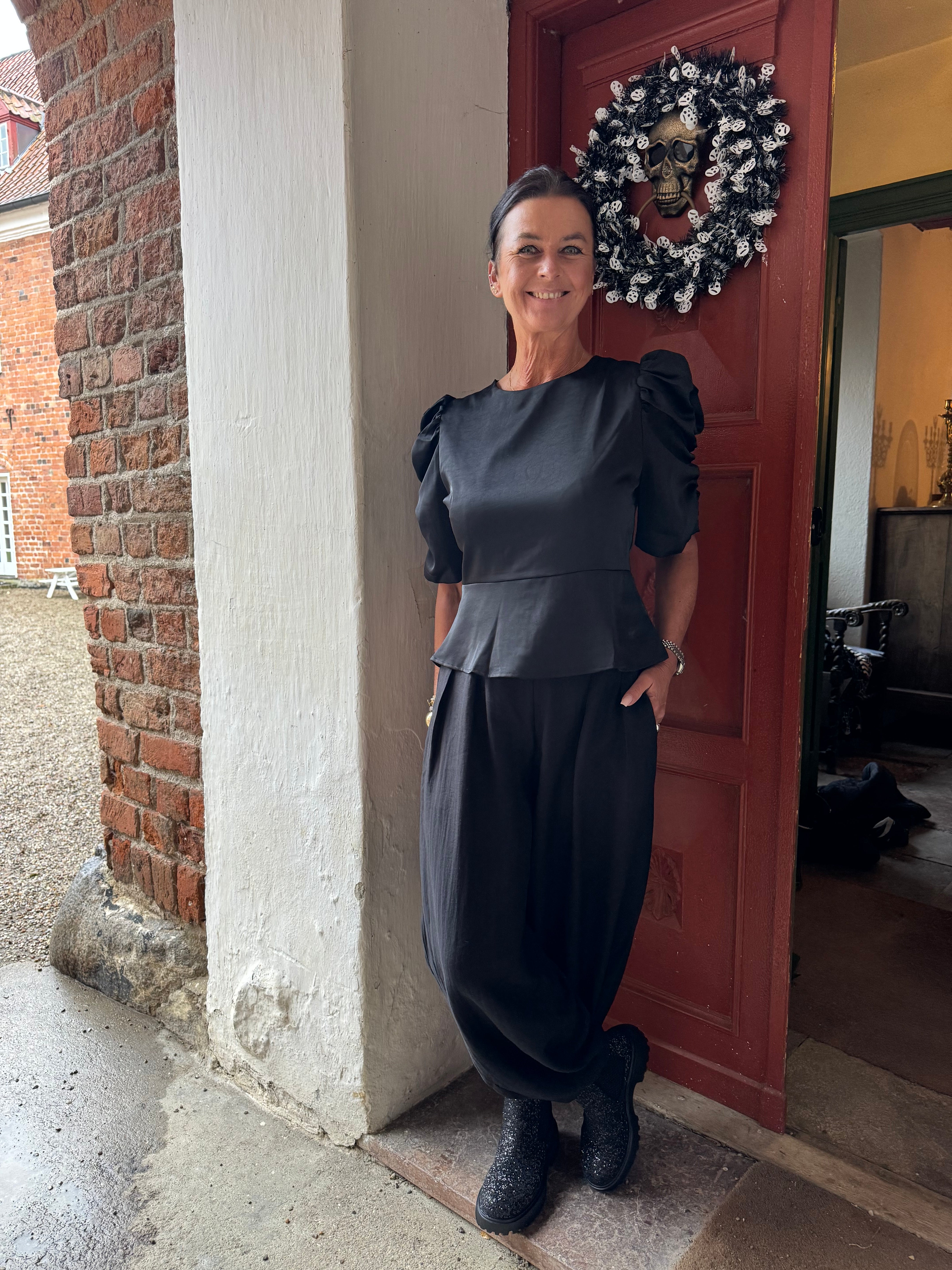 Neo Noir Top - Benua Heany Satin Top i Sort