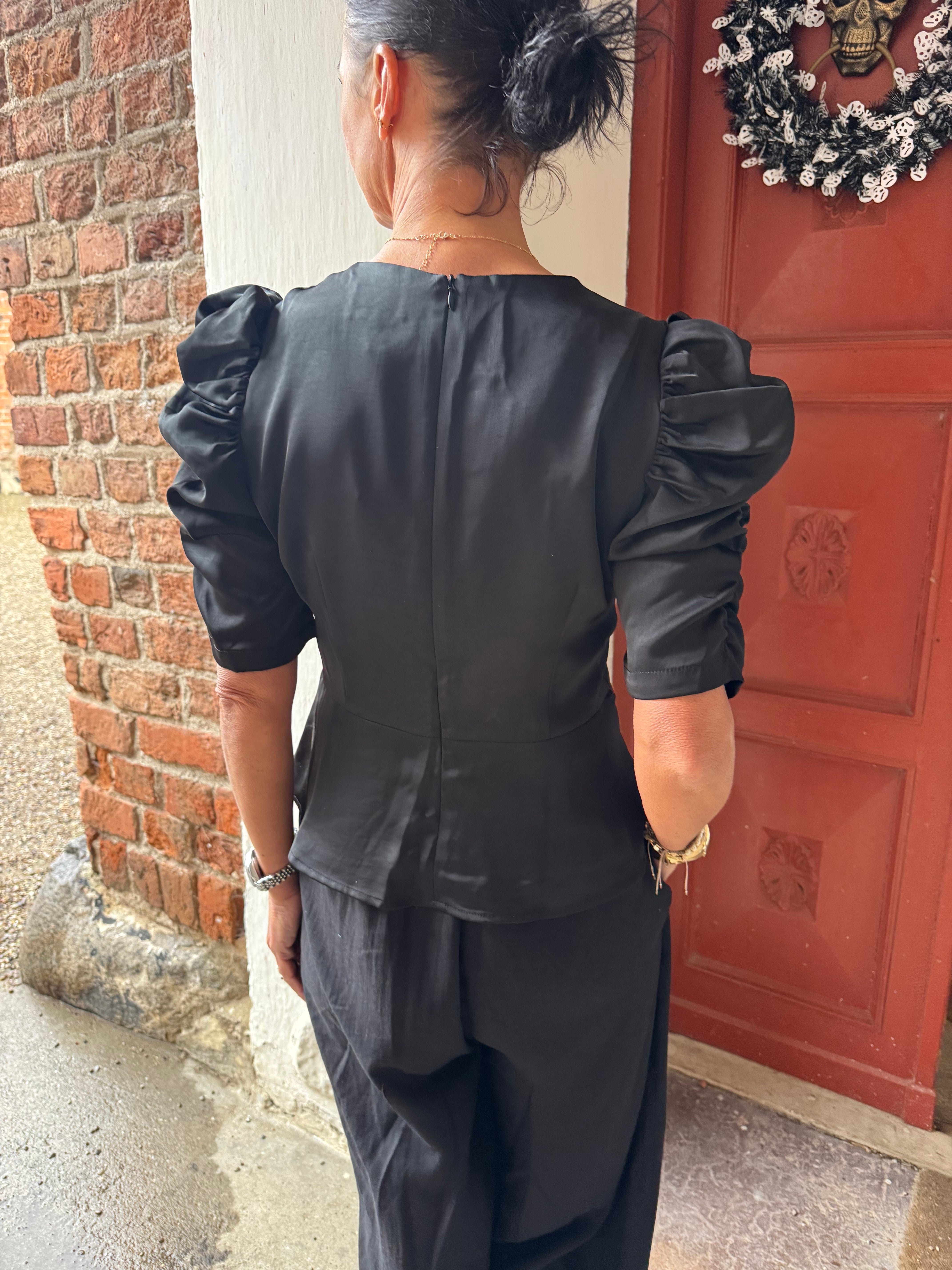 Neo Noir Top - Benua Heany Satin Top i Sort