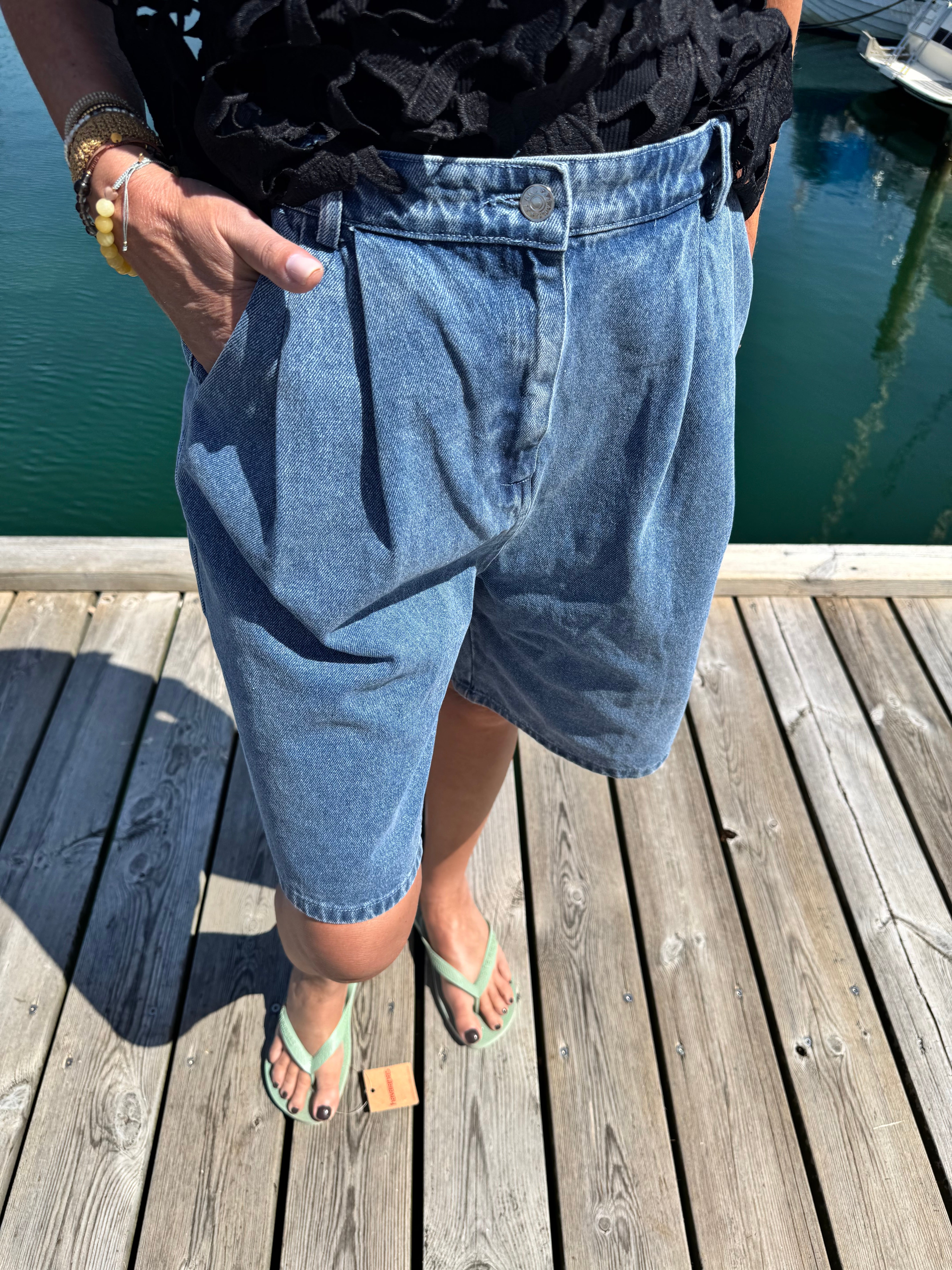 Neo Noir Shorts - Rosel Denim Shorts i Blå