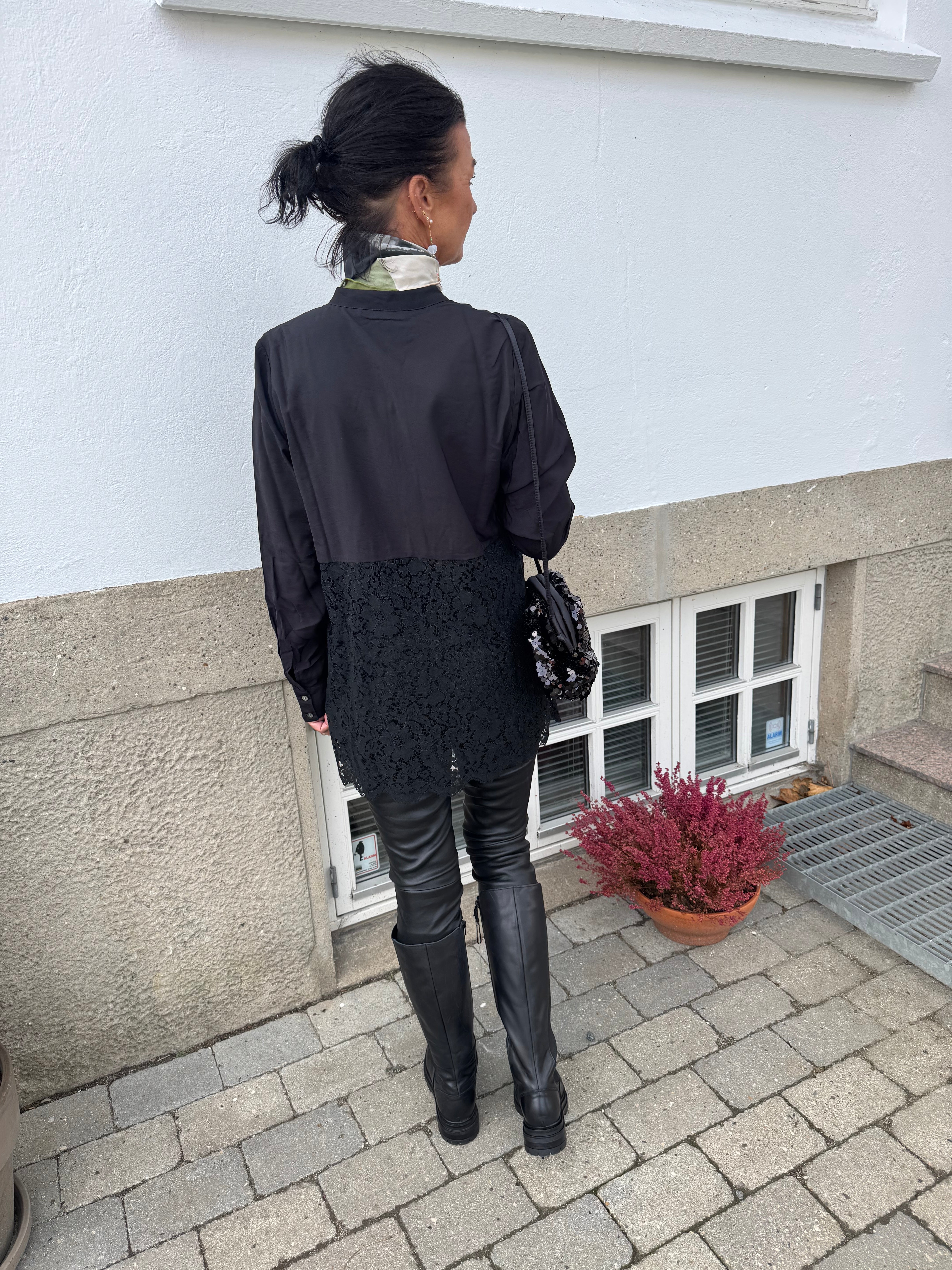 Haute L´amitié Kjole - Curvey Lace Hem Midi Kjole i Sort