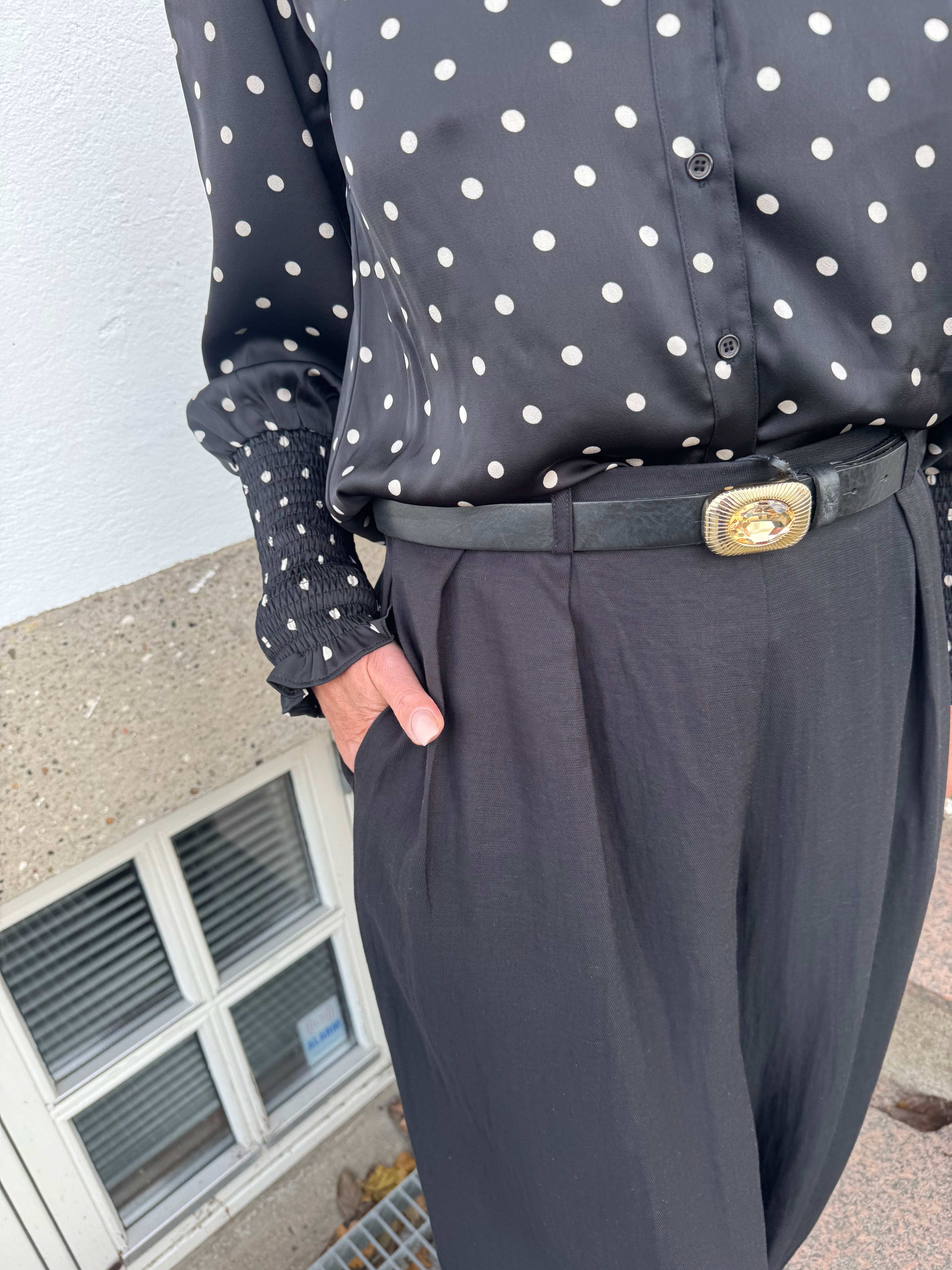 Neo Noir Bluse - Camisa Dot Bluse i Sort Med Hvide Dots