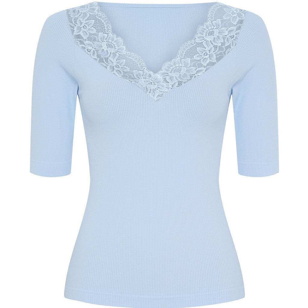Tim & Simonsen Top - Belen Rib V-Lace SS Top i Azzurro Blå
