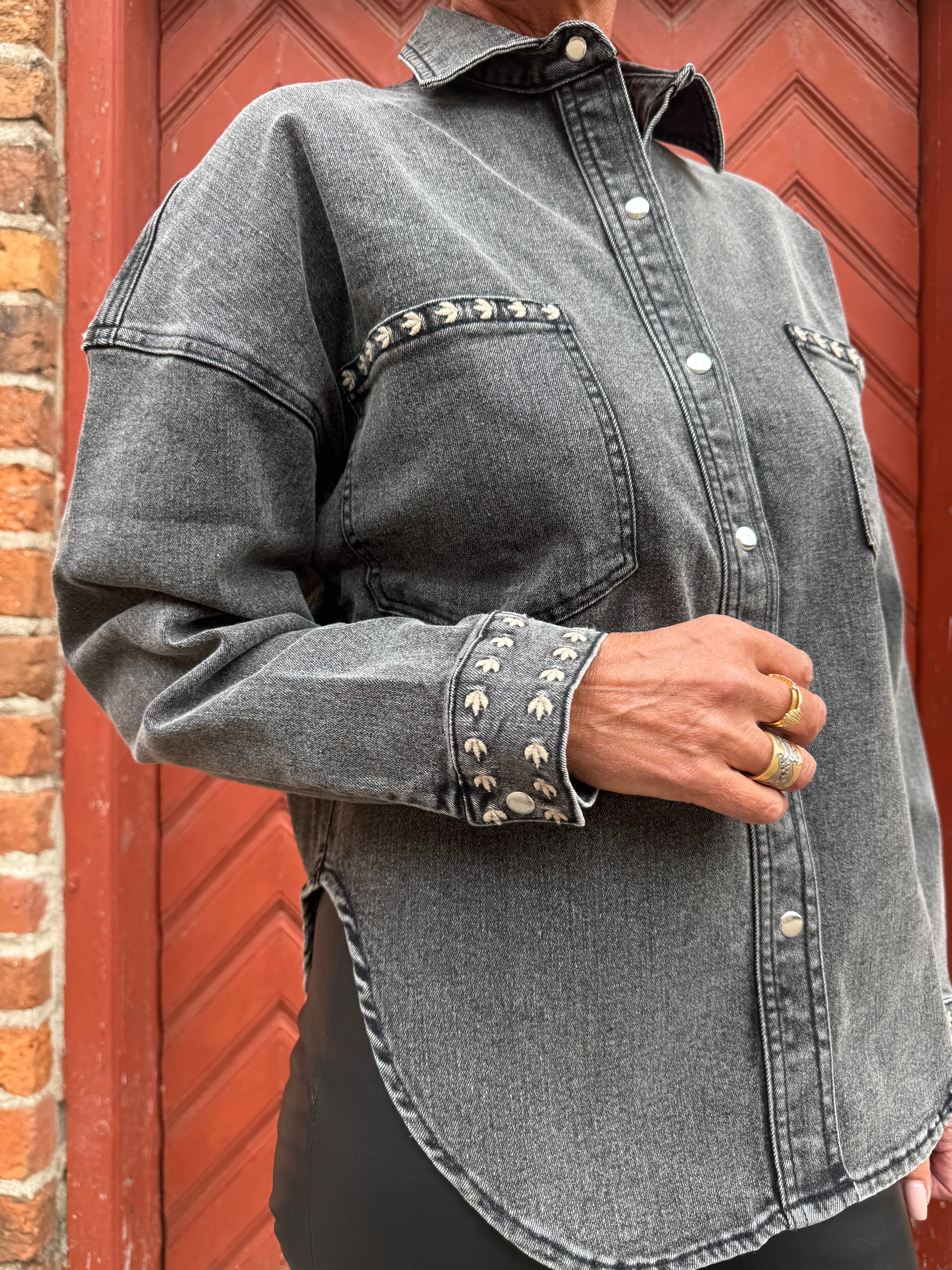 Lollys Laundry Skjorte - VeidaLL Skjorte i Washed Black Denim