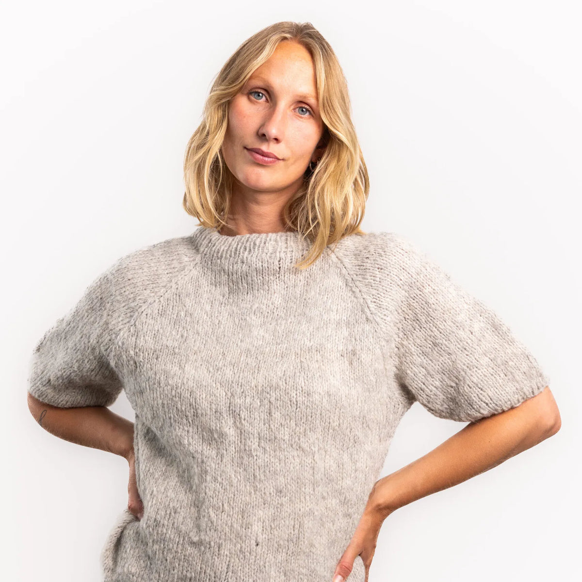 Coffee Beanies Bluse - Ida Kort Ærmet Strik Bluse i Sandy