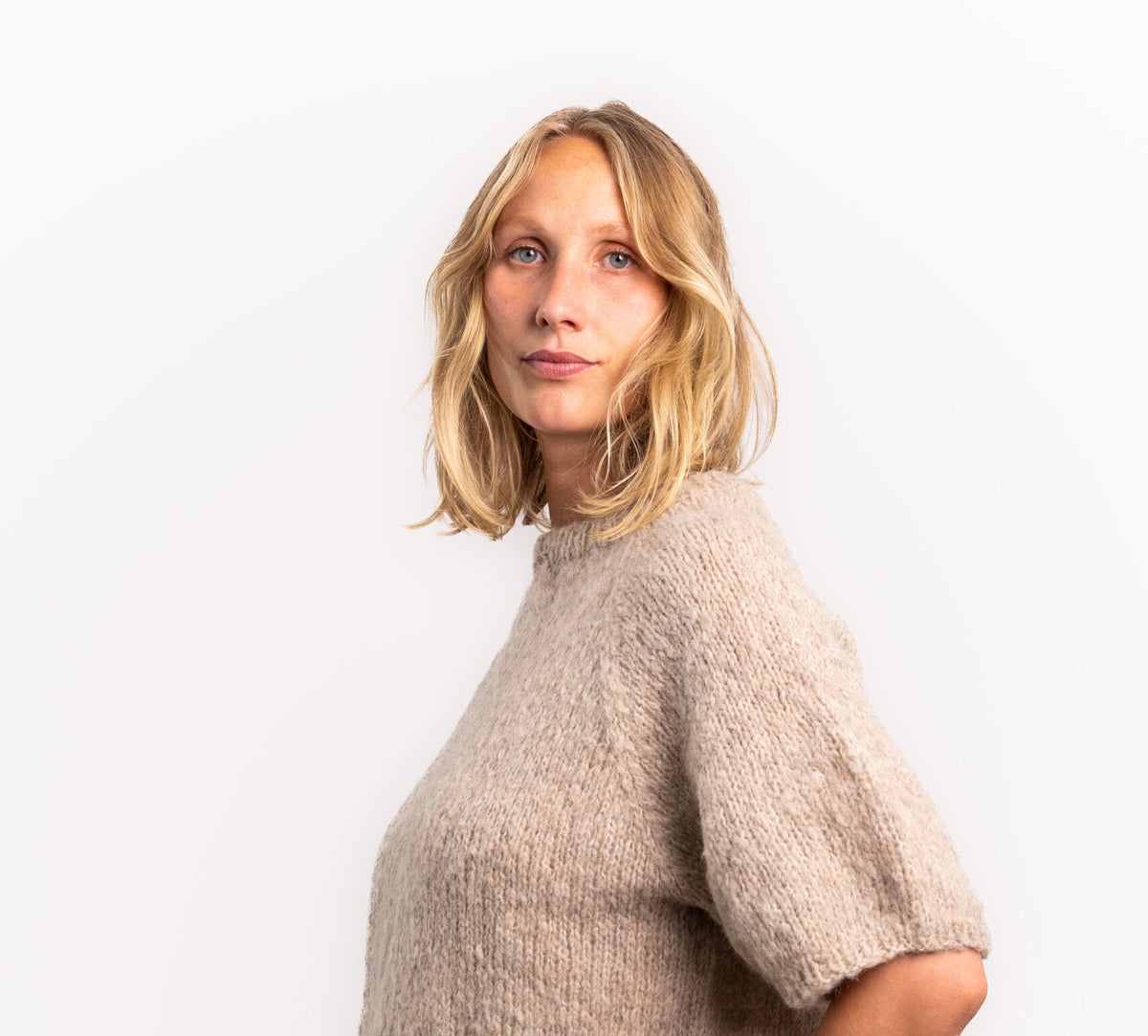 Coffee Beanies Bluse - Ida Kort Ærmet Strik Bluse i Sandy