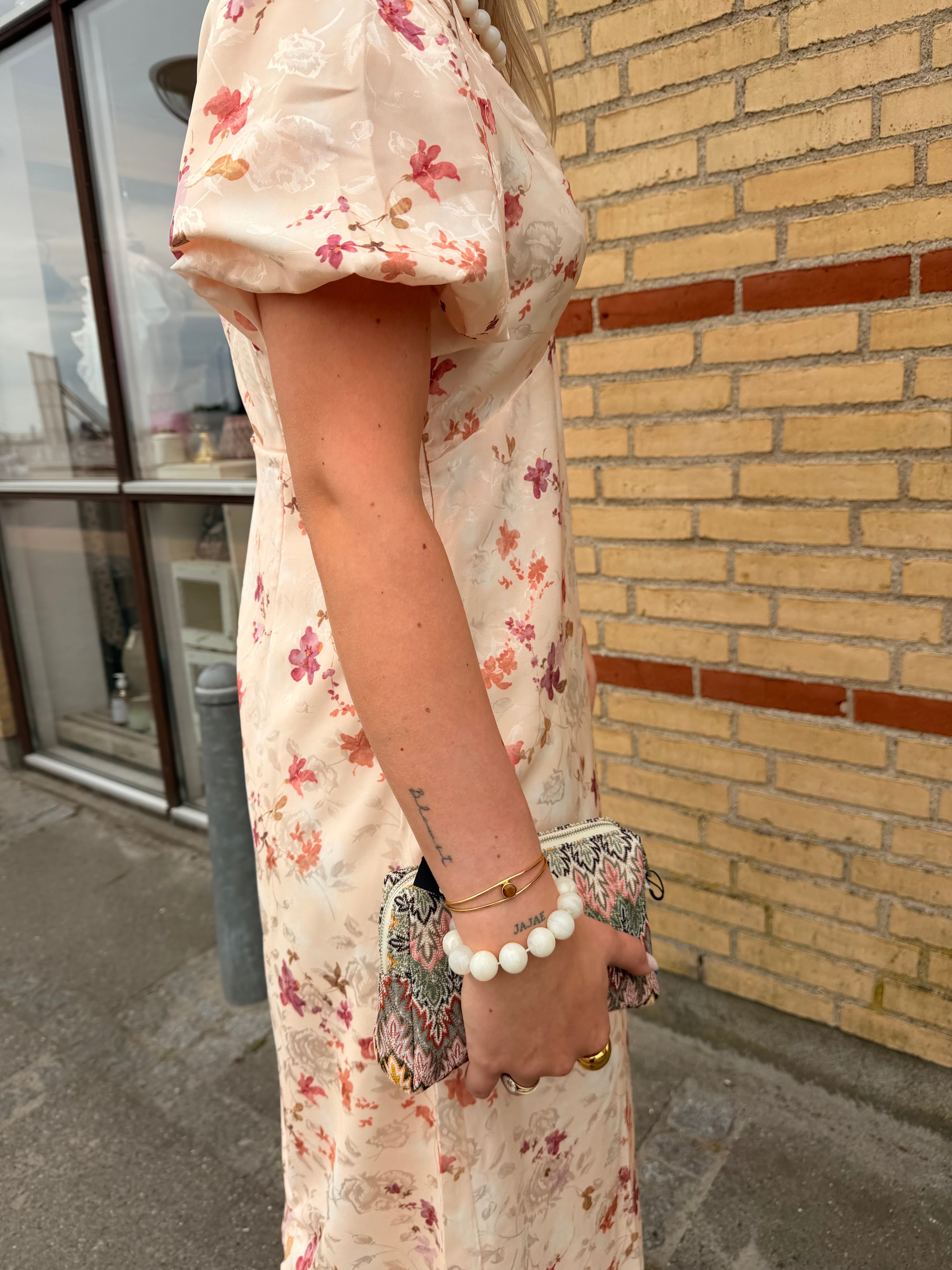 Neo Noir Kjole - Illana Sateen Print Kjole i Creme