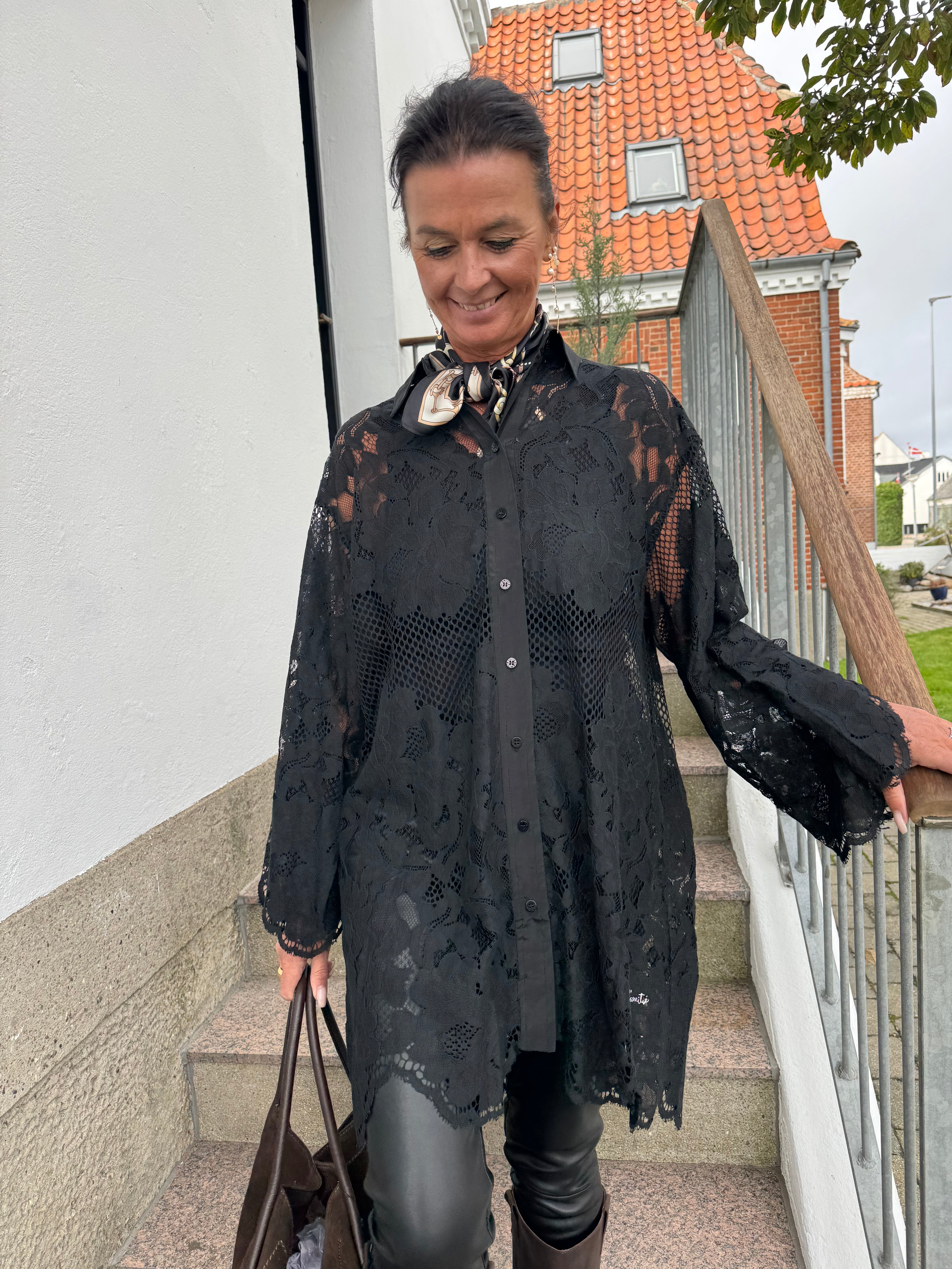 Haute L´amitié Kjole - Curvey Lace Hem Midi Kjole i Sort