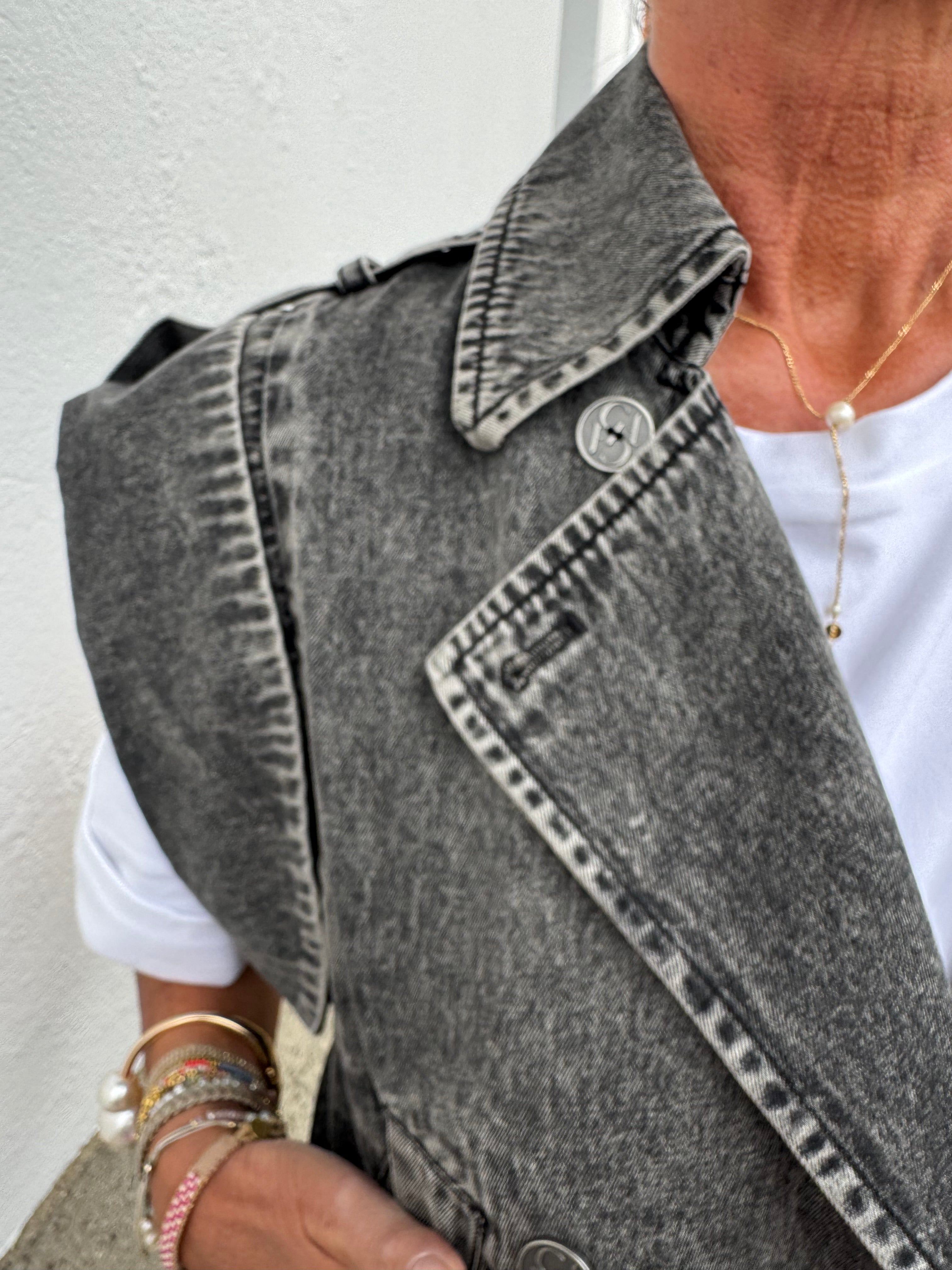 Gossia Vest - AlfridaGO Denim Vest i Black Snow Wash